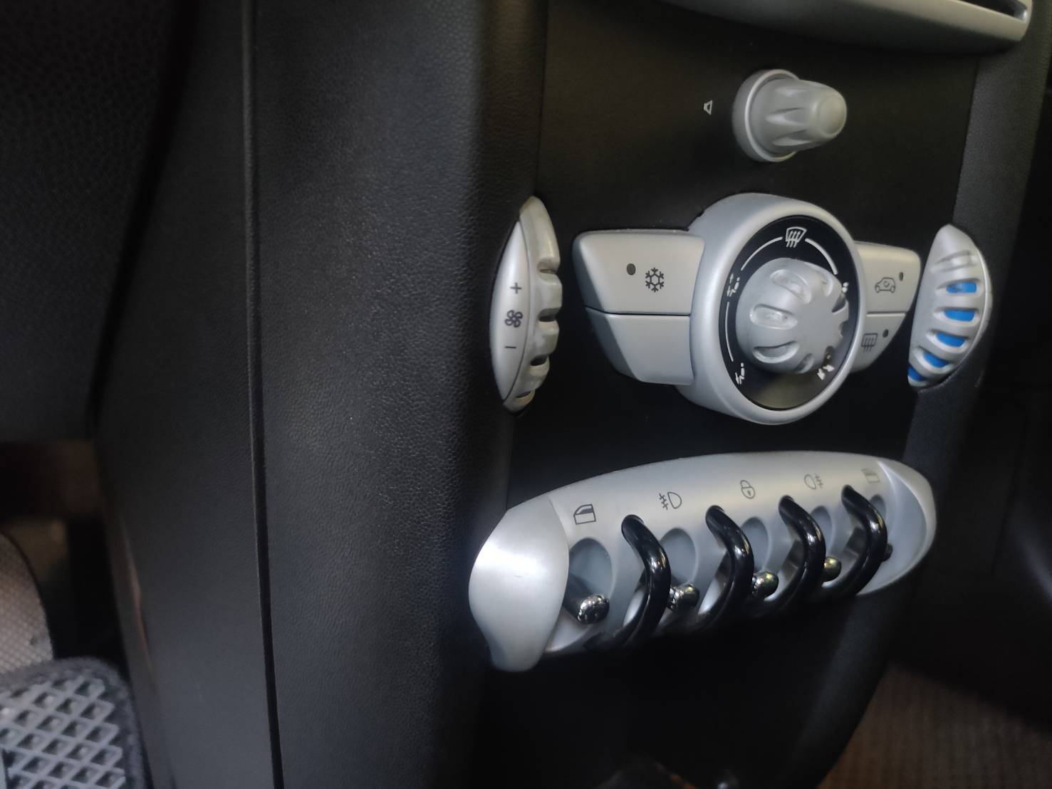 2008年 MINI COOPER 1.6 引擎保固一年 無任何待修  第5張相片