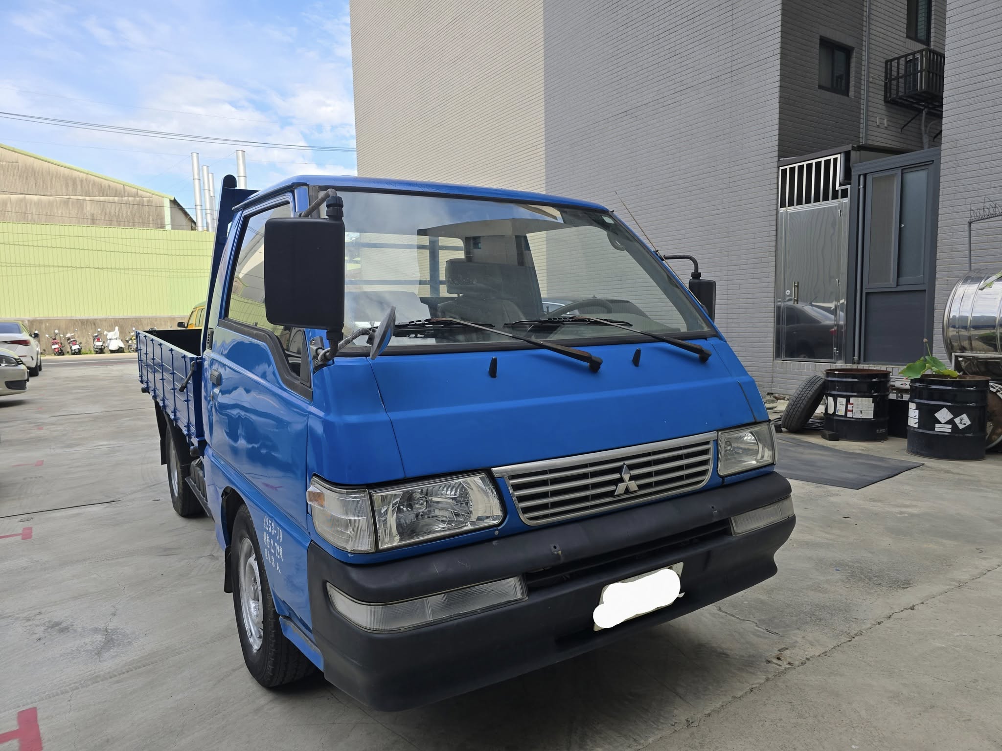 2010年 德利卡 賣99000元 冷氣冷 四條輪胎還很新 車子順暢好開 剛做完保養  意者 打電話 或加line 0935116634  第3張相片