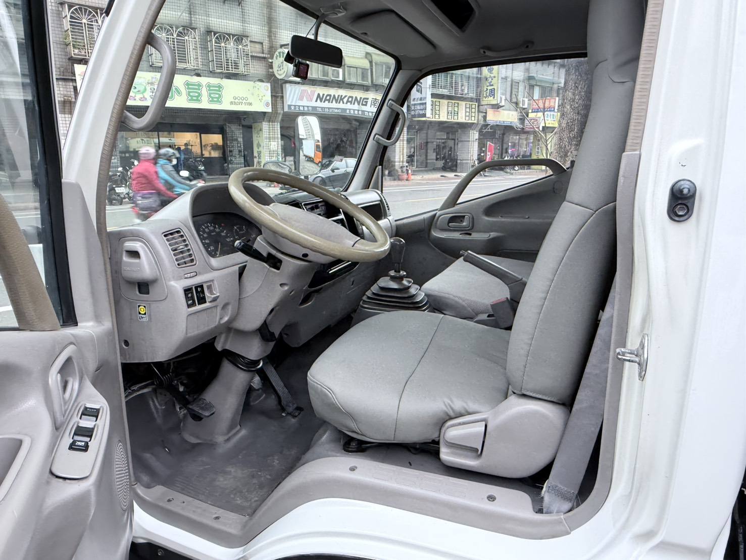 2011年 Hino 超長軸 14呎半 車況超優 無待修 全新花鈑 內裝如新 可以全額貸款 適合的 加line 或電話 0935116634  第2張相片