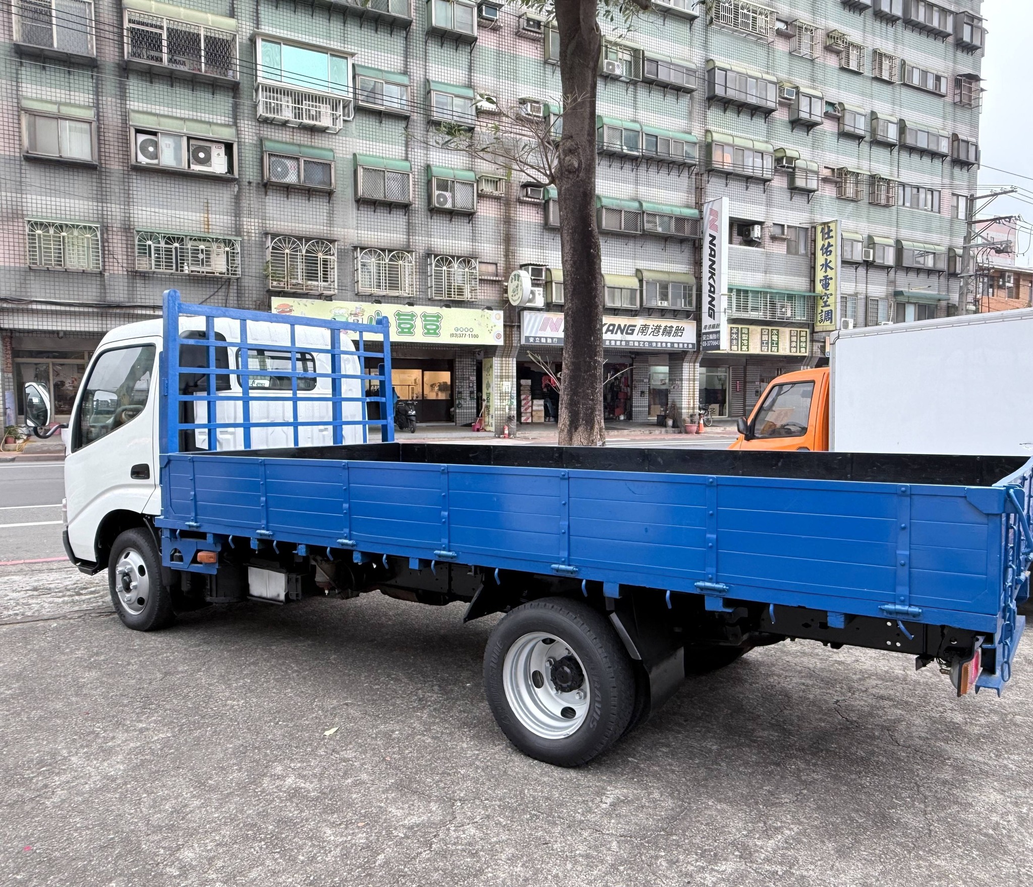 2011年 Hino 超長軸 14呎半 車況超優 無待修 全新花鈑 內裝如新 可以全額貸款 適合的 加line 或電話 0935116634  第3張相片