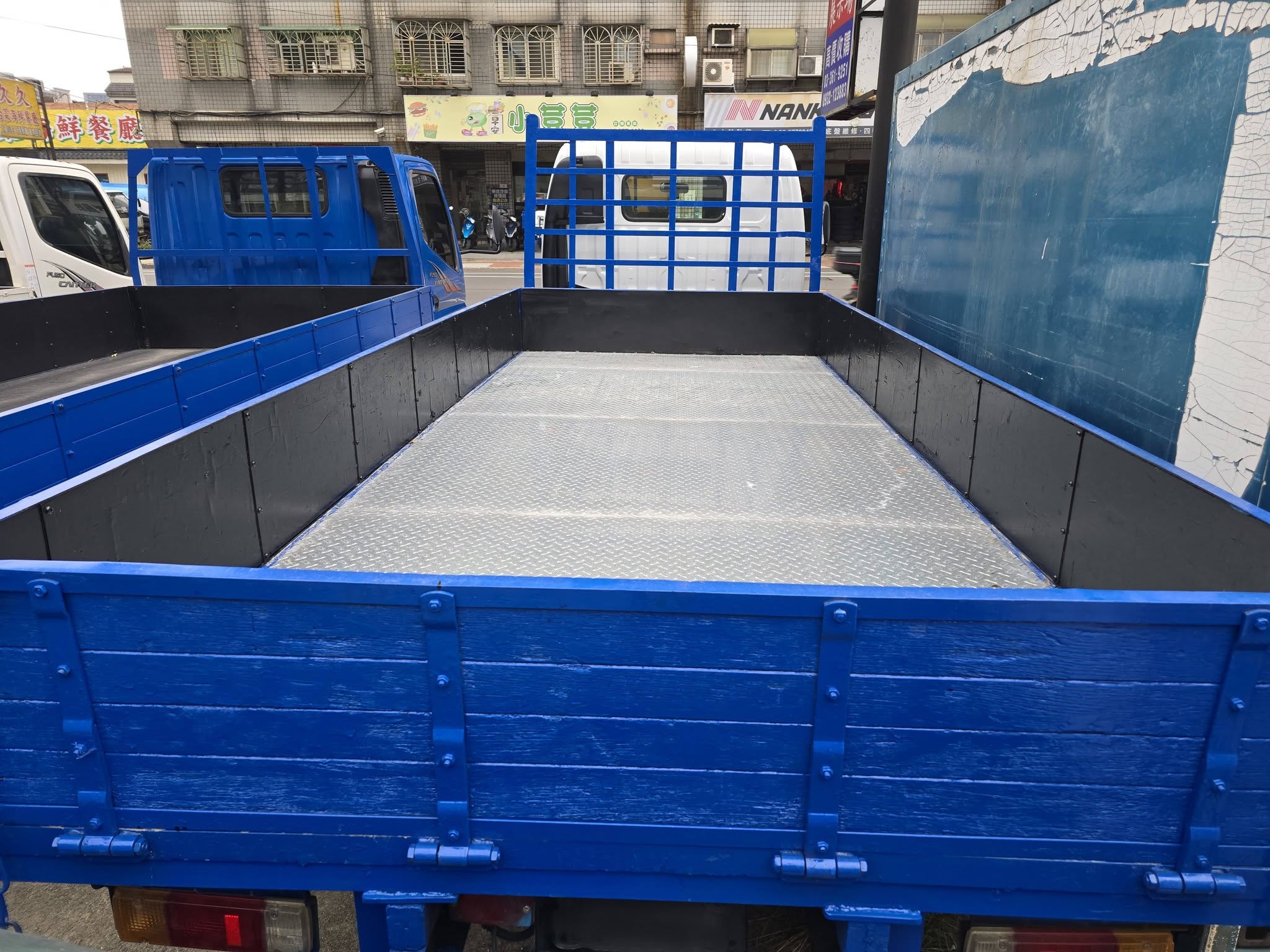 2011年 Hino 超長軸 14呎半 車況超優 無待修 全新花鈑 內裝如新 可以全額貸款 適合的 加line 或電話 0935116634  第5張相片