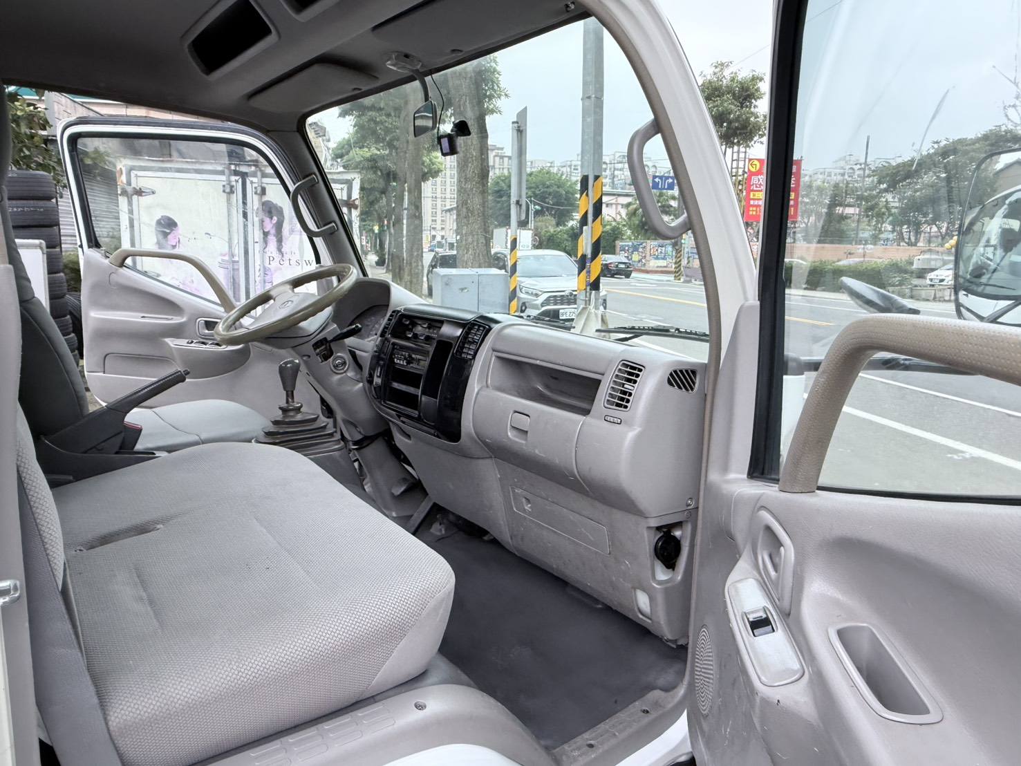 2011年 Hino 超長軸 14呎半 車況超優 無待修 全新花鈑 內裝如新 可以全額貸款 適合的 加line 或電話 0935116634  第6張相片