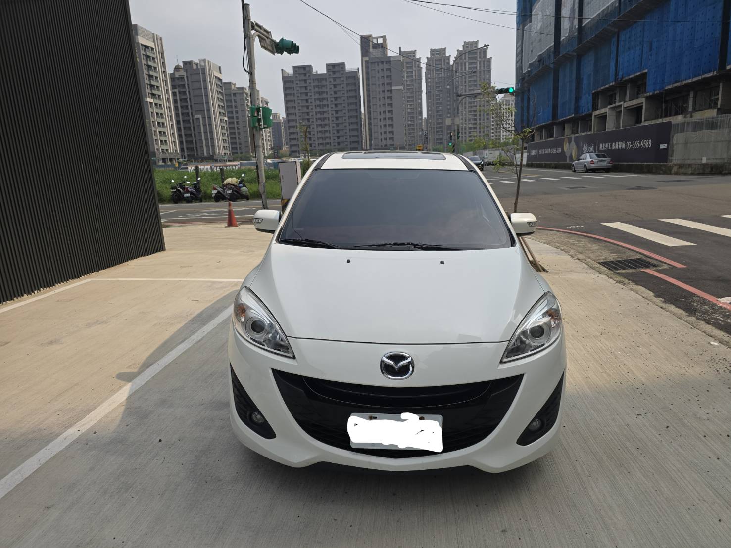 2014年 馬5 跑少 7人座 原版件 原廠保養 只跑5萬多 車況超優 好開 無待修 可全額貸款 行動 line 0935116634  第2張相片