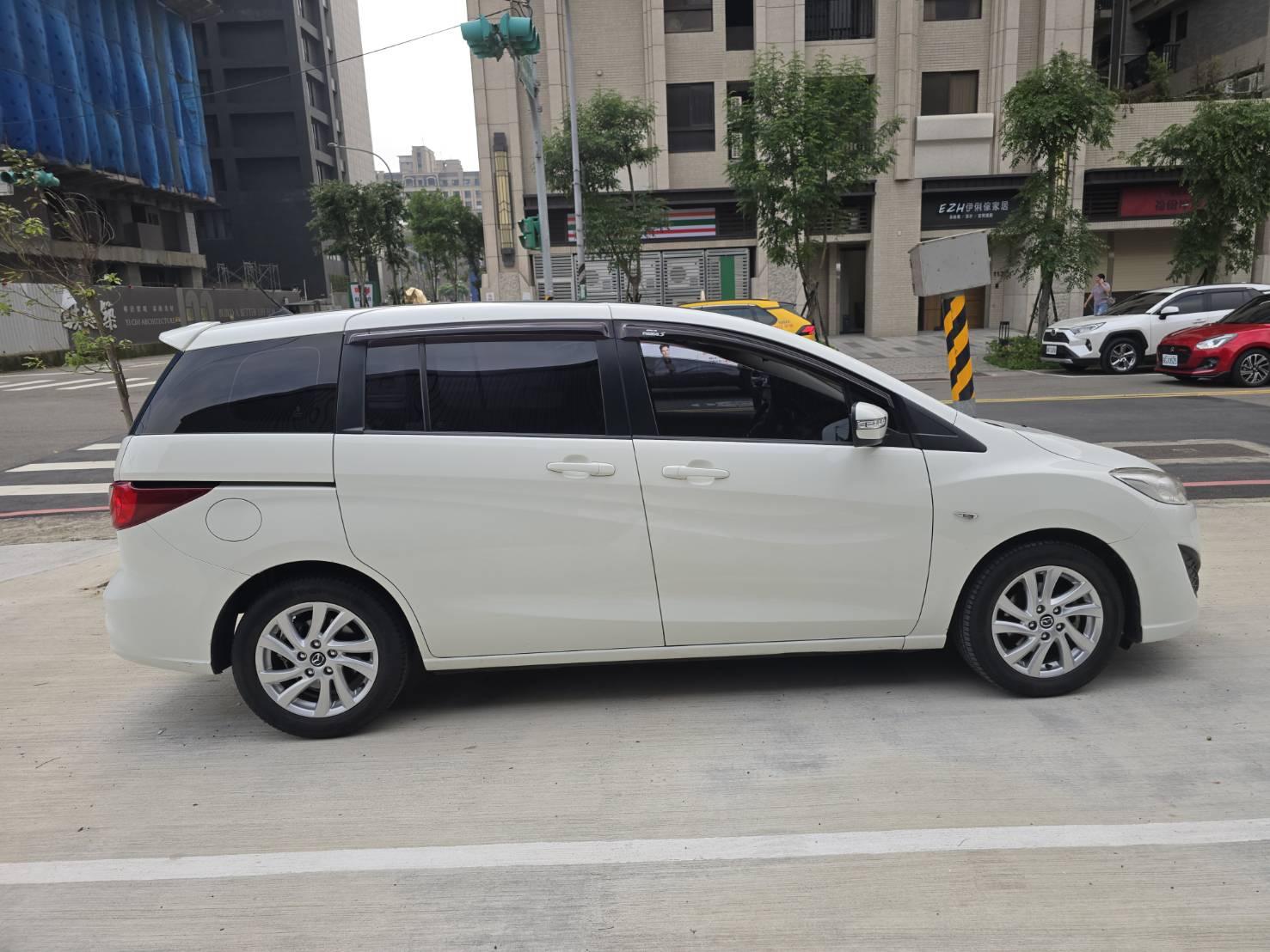 2014年 馬5 跑少 7人座 原版件 原廠保養 只跑5萬多 車況超優 好開 無待修 可全額貸款 行動 line 0935116634  第3張相片