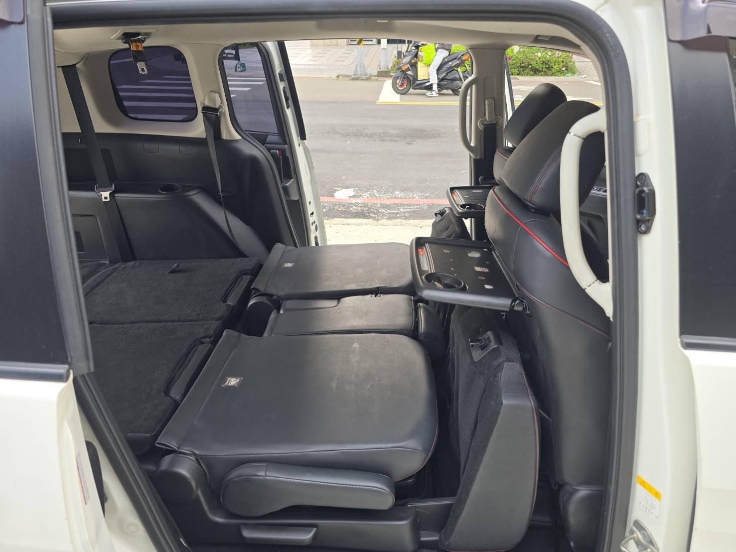 2014年 馬5 跑少 7人座 原版件 原廠保養 只跑5萬多 車況超優 好開 無待修 可全額貸款 行動 line 0935116634  第6張相片