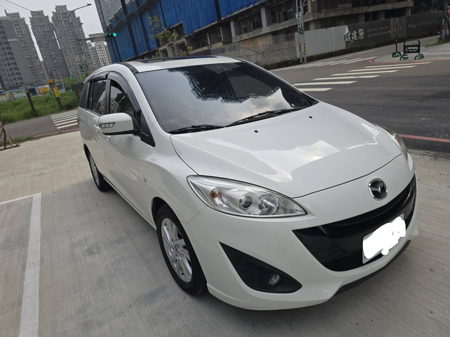 2014年 馬5 跑少 7人座 原版件 原廠保養 只跑5萬多 車況超優 好開 無待修 可全額貸款 行動 line 0935116634  第9張相片