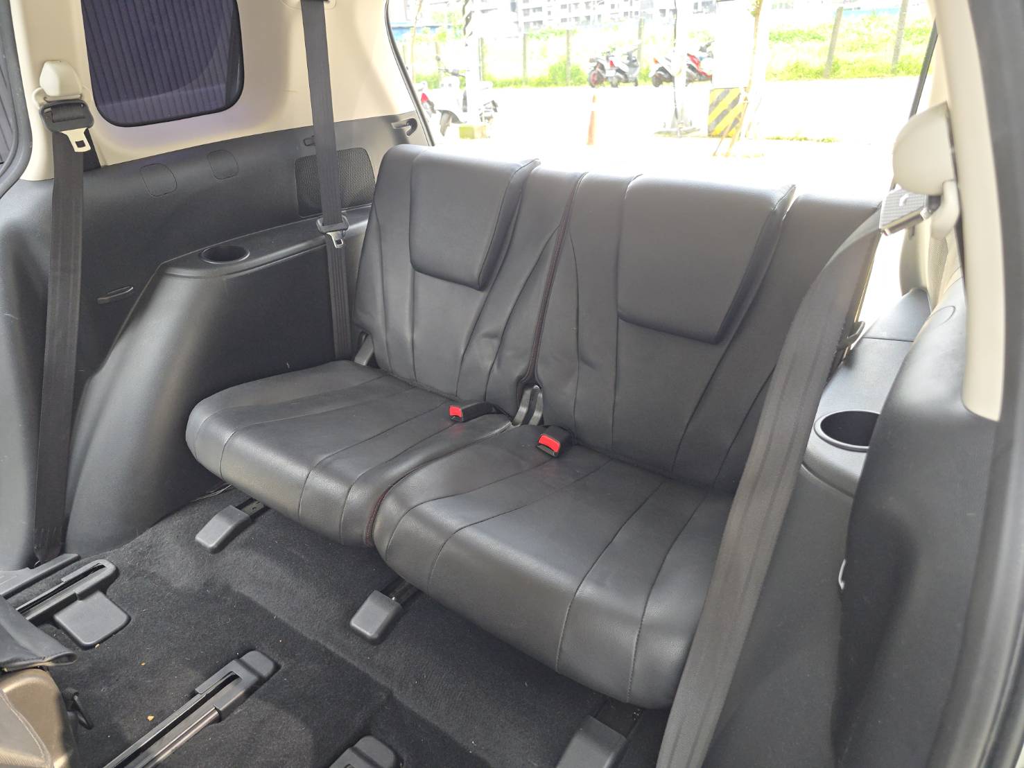 2014年 馬5 跑少 7人座 原版件 原廠保養 只跑5萬多 車況超優 好開 無待修 可全額貸款 行動 line 0935116634  第10張相片