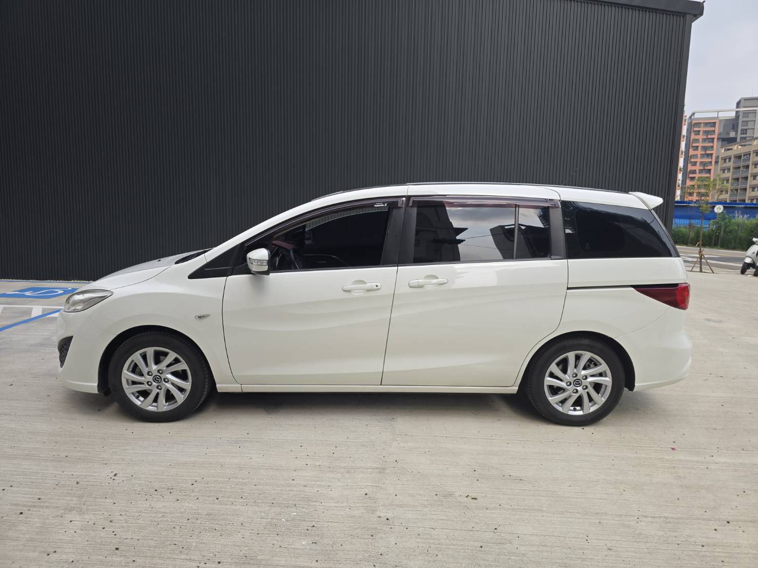 2014年 馬5 跑少 7人座 原版件 原廠保養 只跑5萬多 車況超優 好開 無待修 可全額貸款 行動 line 0935116634  第12張相片