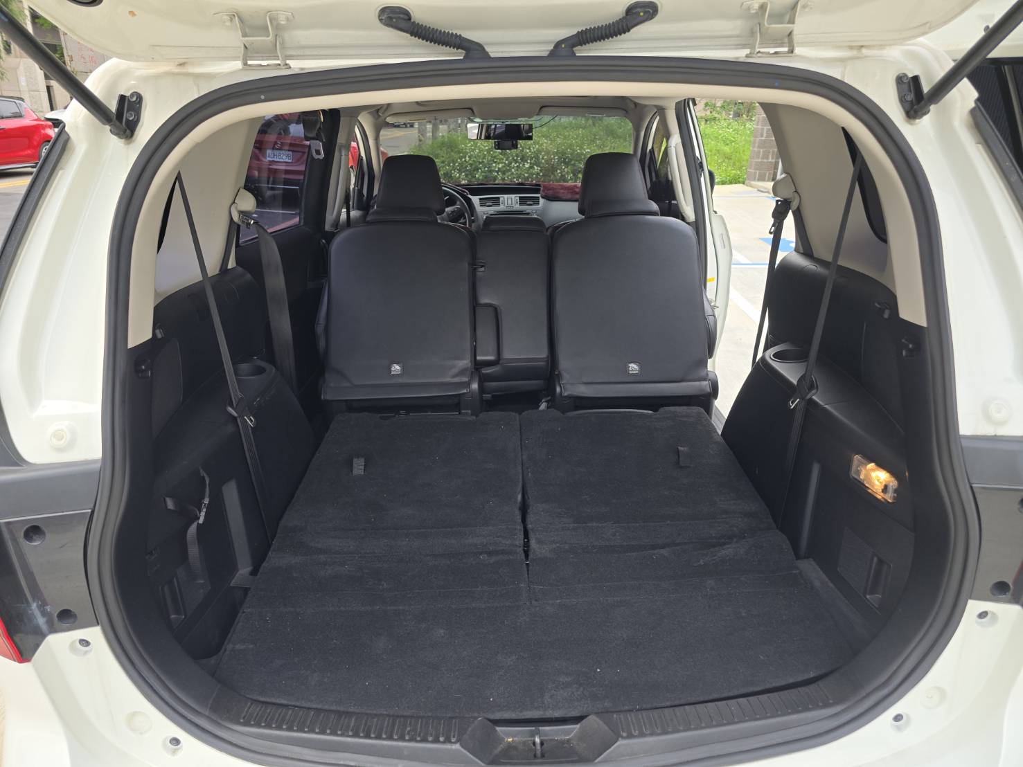 2014年 馬5 跑少 7人座 原版件 原廠保養 只跑5萬多 車況超優 好開 無待修 可全額貸款 行動 line 0935116634  第13張相片