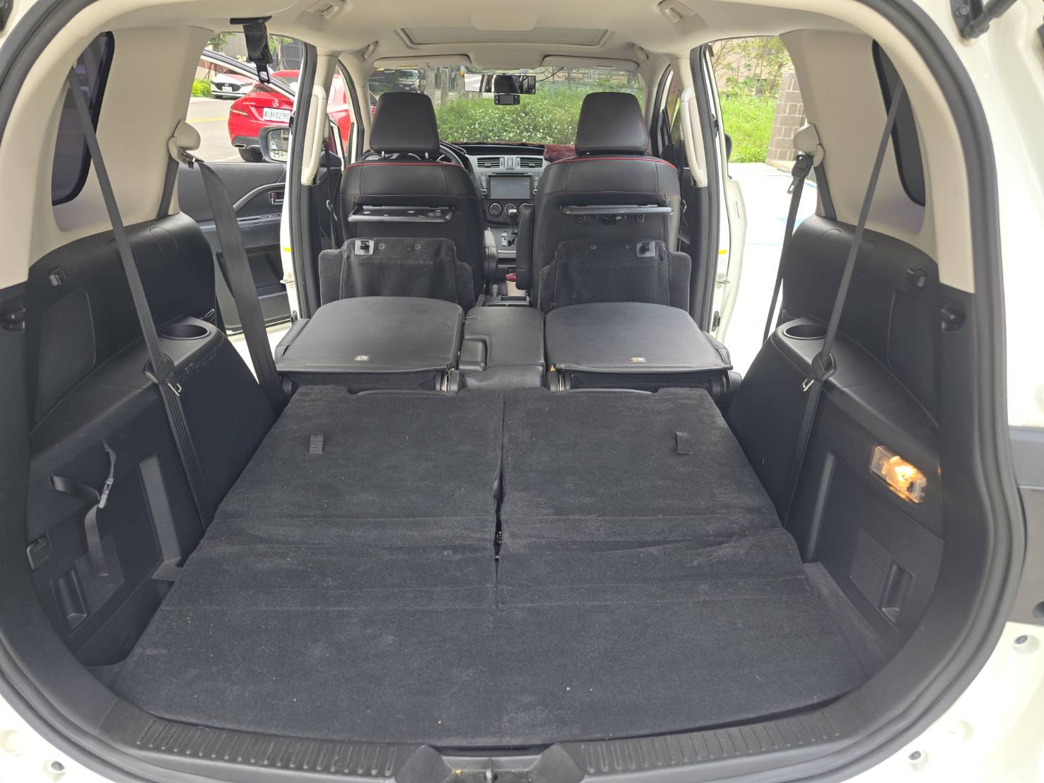 2014年 馬5 跑少 7人座 原版件 原廠保養 只跑5萬多 車況超優 好開 無待修 可全額貸款 行動 line 0935116634  第14張相片