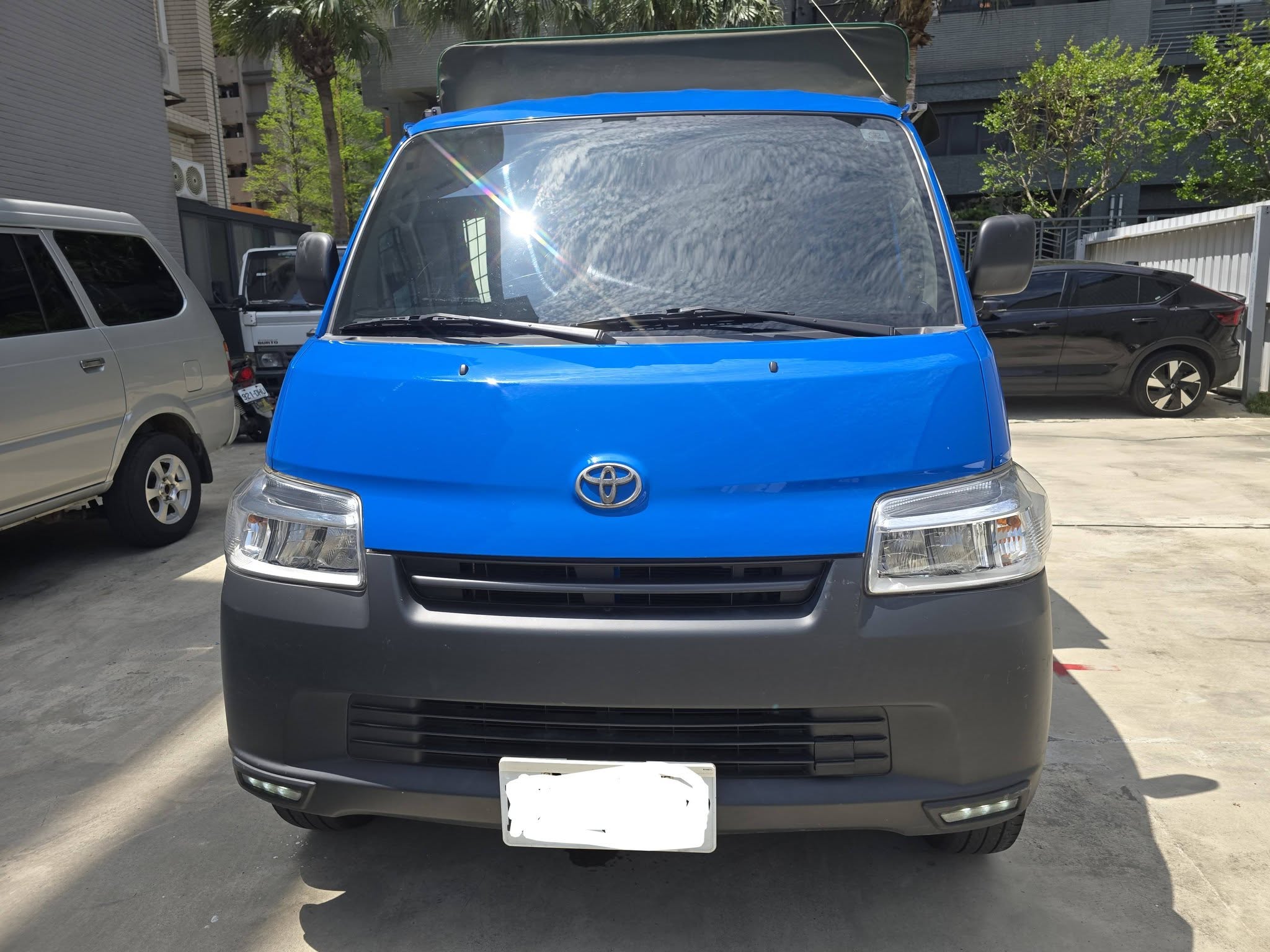 2022年 湯A 手排  妥善率最佳的賺錢發財車 三面掀帆布也裝好  原版件 原廠保養 車況如新 無待修 就連遮陽板塑膠膜都還沒拆 行動 line 0935116634  第1張相片