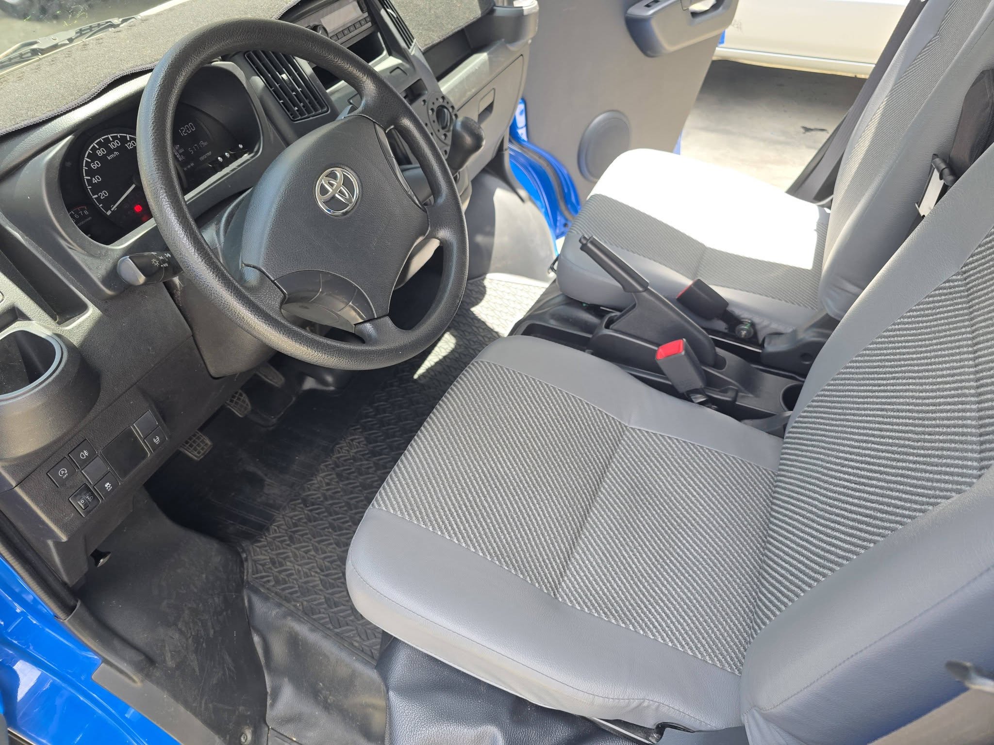 2022年 湯A 手排  妥善率最佳的賺錢發財車 三面掀帆布也裝好  原版件 原廠保養 車況如新 無待修 就連遮陽板塑膠膜都還沒拆 行動 line 0935116634  第2張相片