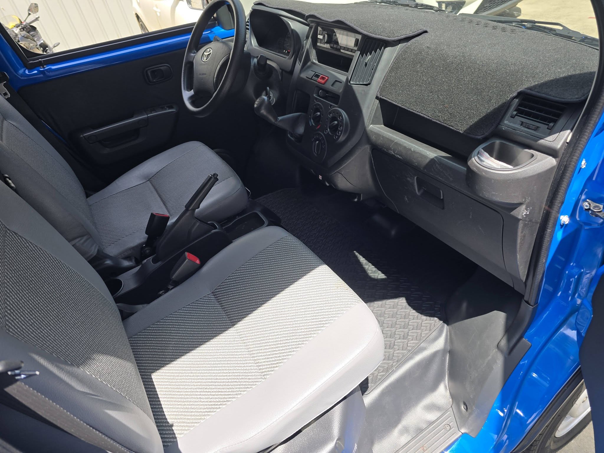 2022年 湯A 手排  妥善率最佳的賺錢發財車 三面掀帆布也裝好  原版件 原廠保養 車況如新 無待修 就連遮陽板塑膠膜都還沒拆 行動 line 0935116634  第3張相片