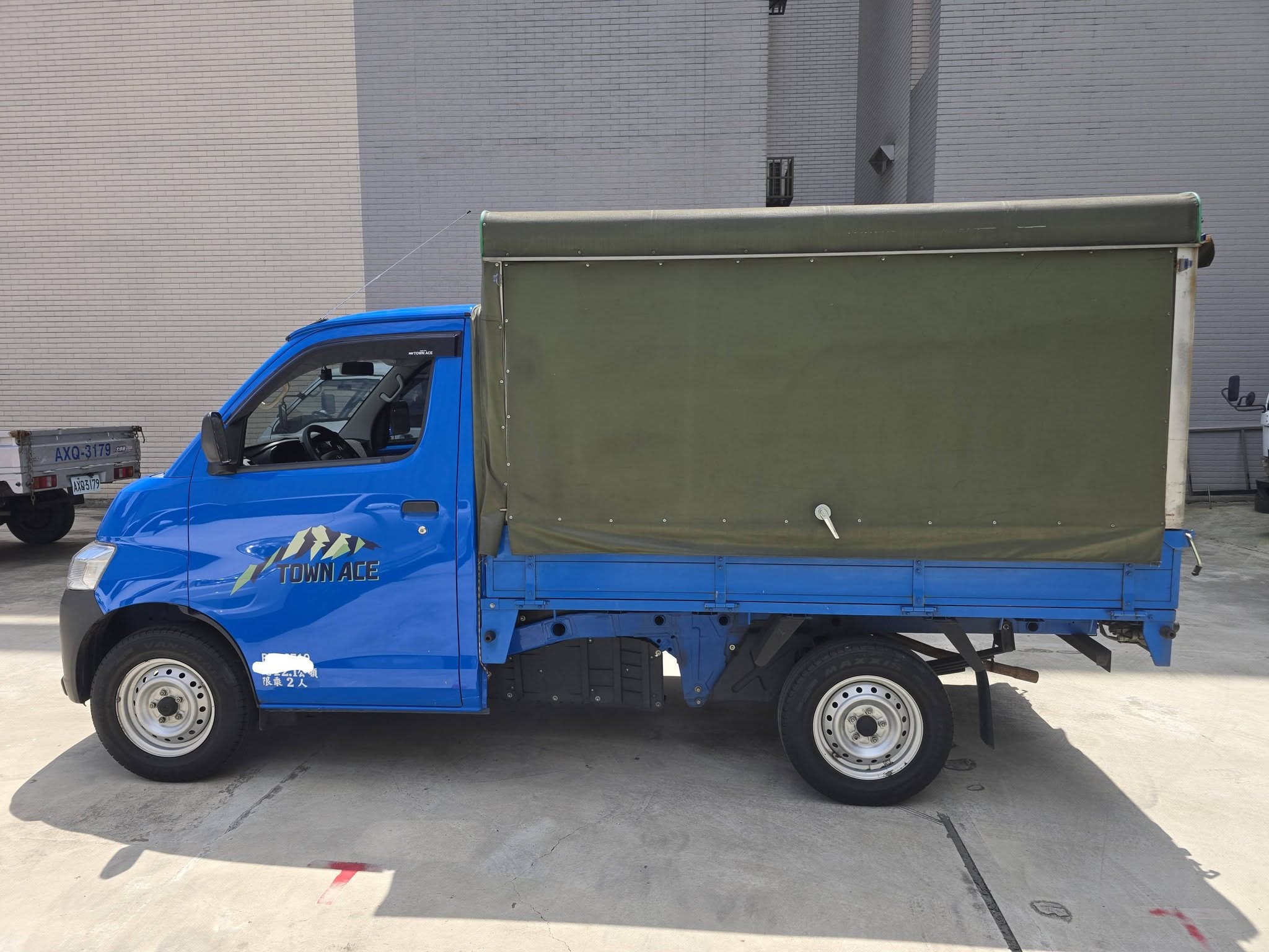 2022年 湯A 手排  妥善率最佳的賺錢發財車 三面掀帆布也裝好  原版件 原廠保養 車況如新 無待修 就連遮陽板塑膠膜都還沒拆 行動 line 0935116634  第4張相片