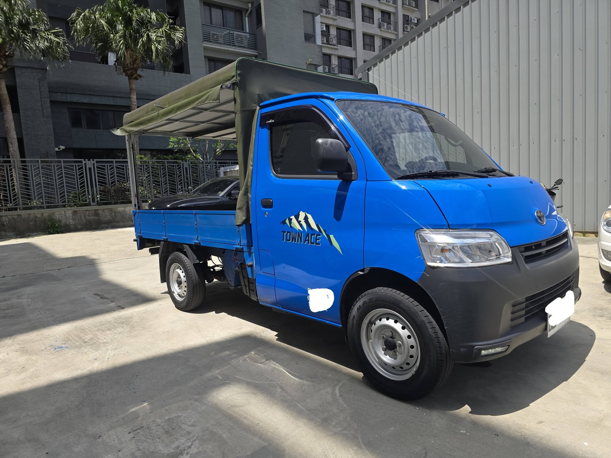 2022年 湯A 手排  妥善率最佳的賺錢發財車 三面掀帆布也裝好  原版件 原廠保養 車況如新 無待修 就連遮陽板塑膠膜都還沒拆 行動 line 0935116634  第5張相片