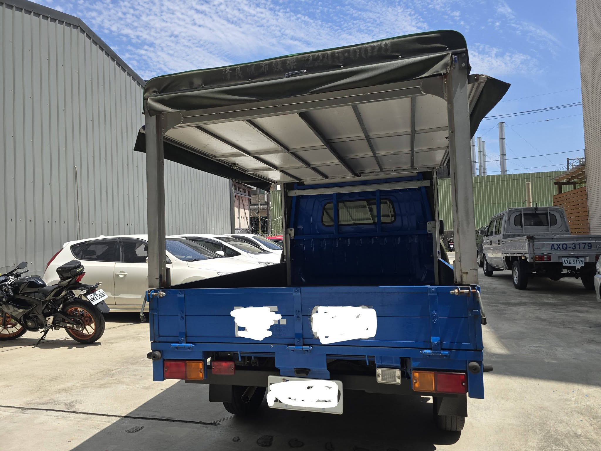 2022年 湯A 手排  妥善率最佳的賺錢發財車 三面掀帆布也裝好  原版件 原廠保養 車況如新 無待修 就連遮陽板塑膠膜都還沒拆 行動 line 0935116634  第6張相片