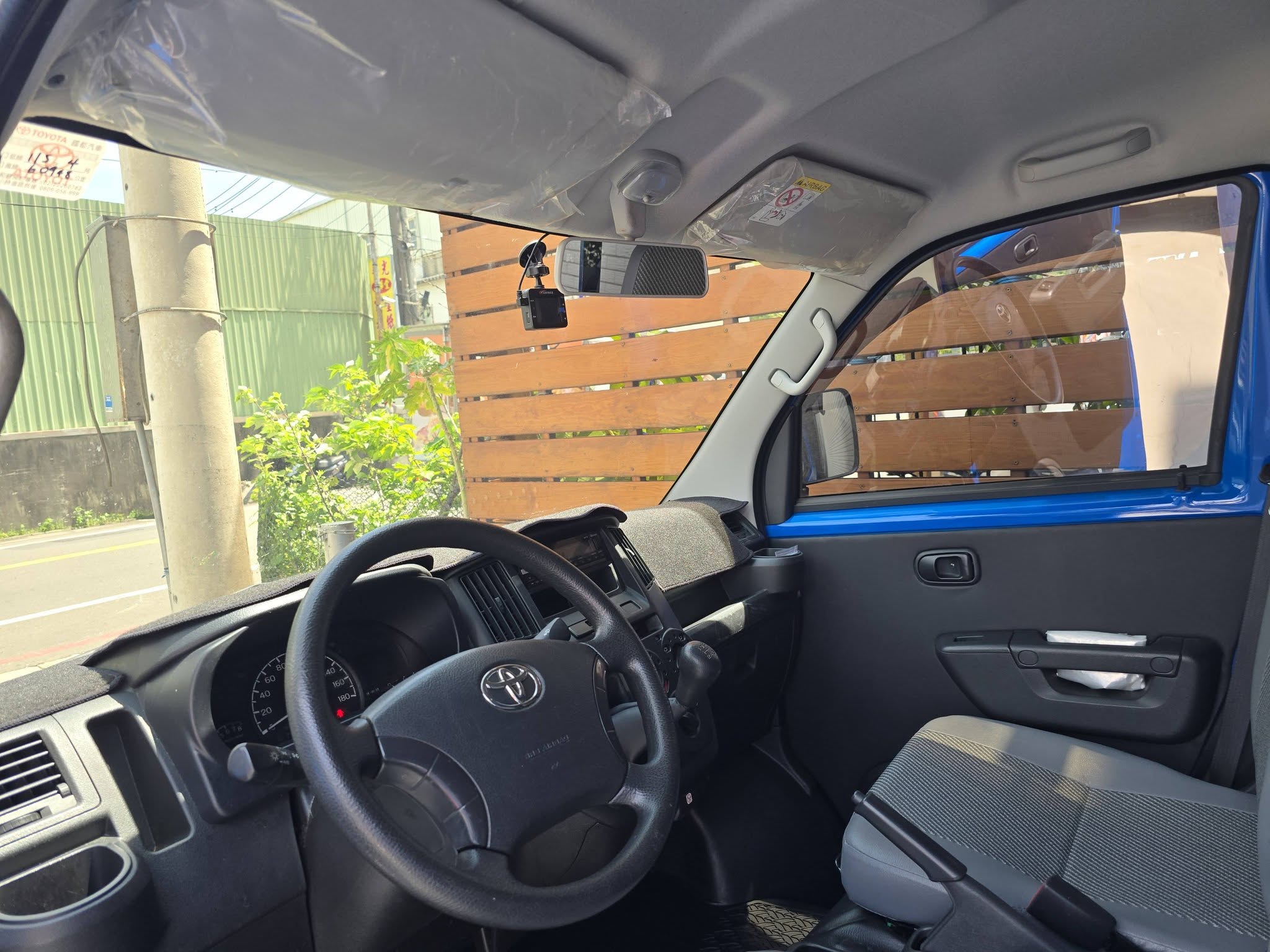 2022年 湯A 手排  妥善率最佳的賺錢發財車 三面掀帆布也裝好  原版件 原廠保養 車況如新 無待修 就連遮陽板塑膠膜都還沒拆 行動 line 0935116634  第7張相片