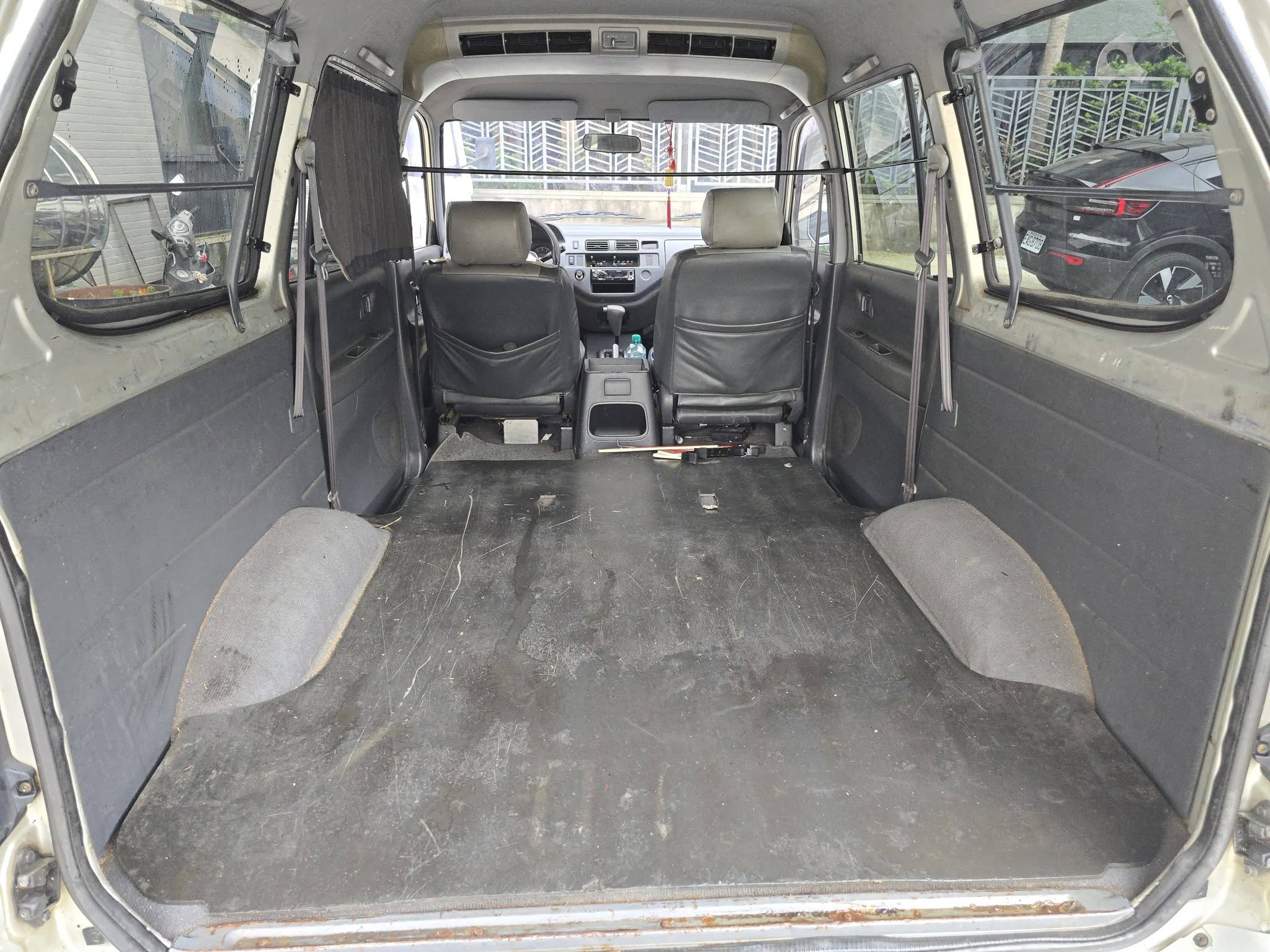 2004年 瑞獅 自排 已經變更貨車牌 稅金很省 車況正常 賺錢發財車 行動 line 0935116634  第3張相片