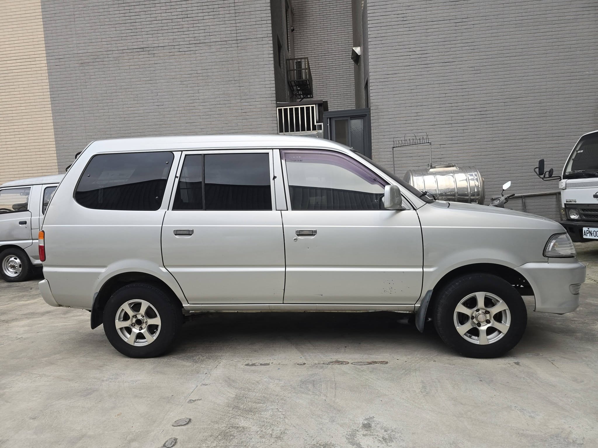 2004年 瑞獅 自排 已經變更貨車牌 稅金很省 車況正常 賺錢發財車 行動 line 0935116634  第4張相片