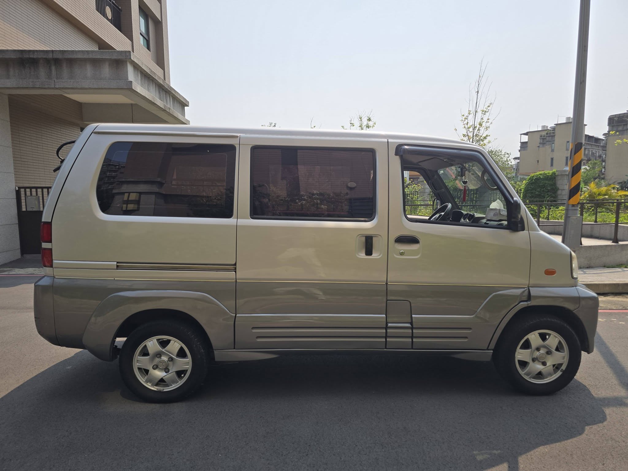 稀有  2007年 自排 神奇1.6 五人座 1.6L引擎 馬力更足 爬坡載重更有力 日本進口密齒比變速箱 換檔順暢 加速快 自排開著最輕鬆  車況正常好開 露營車泊 載貨做生意都適合 適合的聯絡 行動 line 0935116634  第1張相片