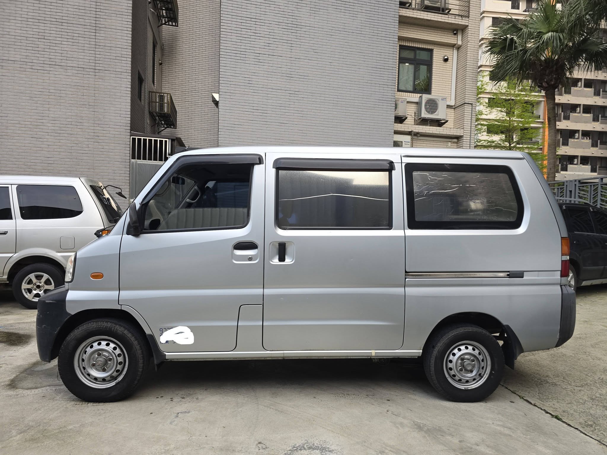 2011年 菱利1.2 手排 5人座 稅金省一年只要8640元 車況正常好開 載人載貨都適合 行動 line 0935116634  第5張相片