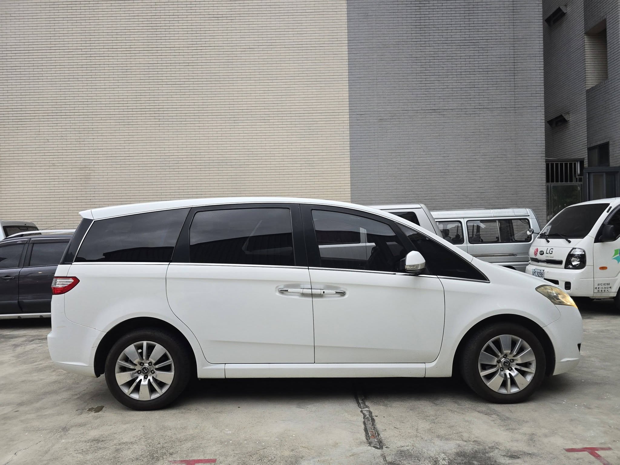 2010年 M7旗艦版 七人座  全程原廠保養 跑13萬 車況正常  天窗 恆溫 電動椅  I key  行動 line 0935116634  第1張相片