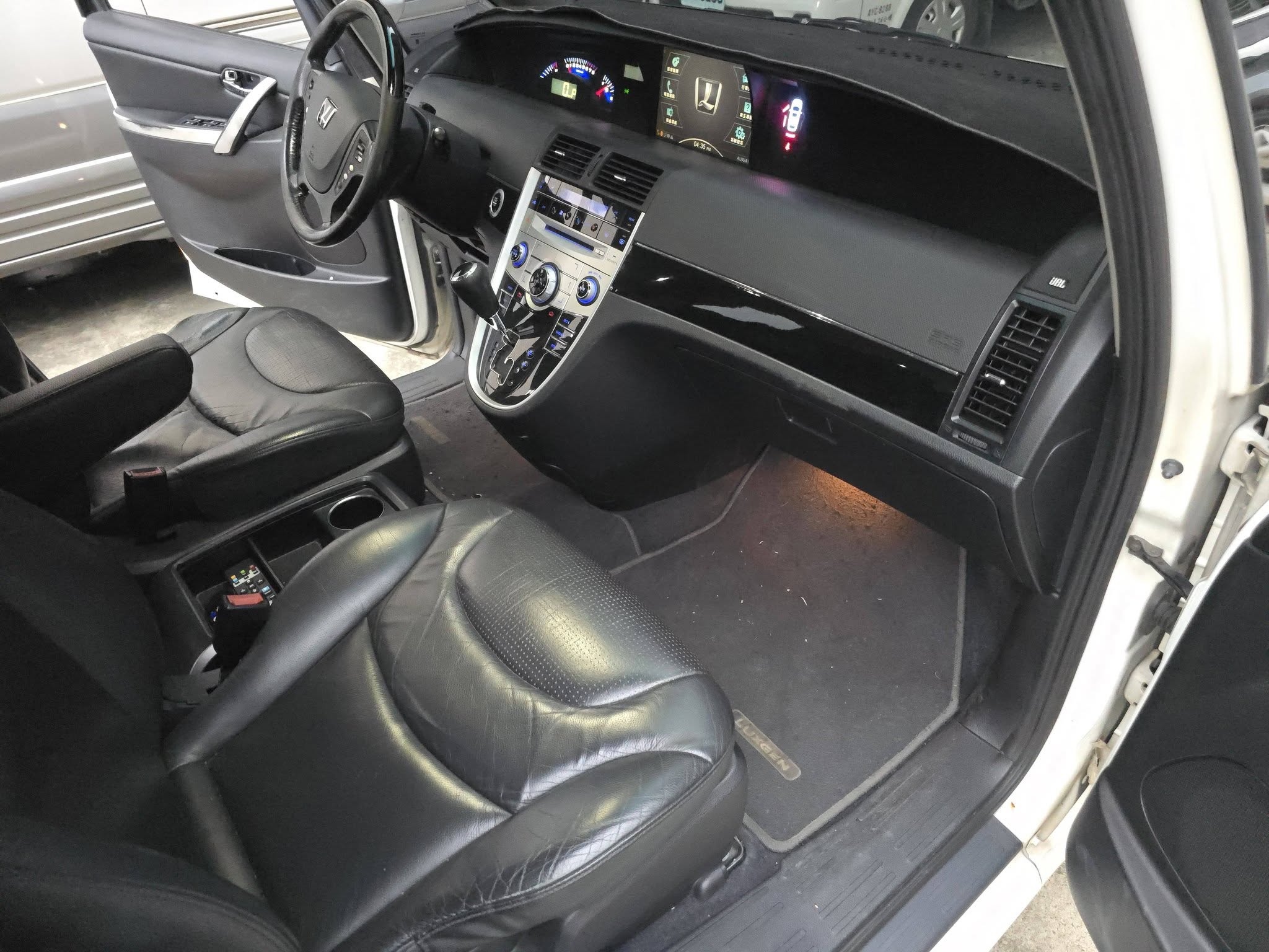 2010年 M7旗艦版 七人座  全程原廠保養 跑13萬 車況正常  天窗 恆溫 電動椅  I key  行動 line 0935116634  第3張相片