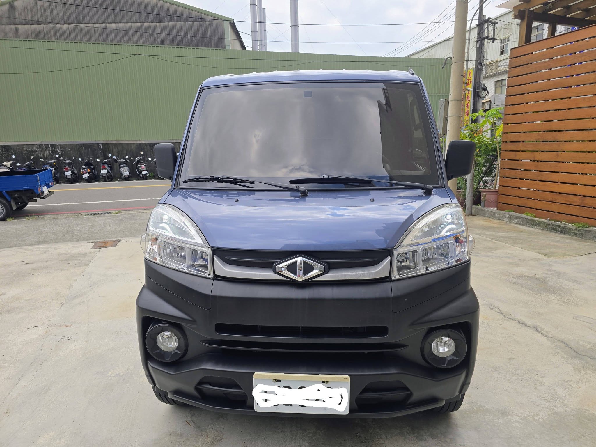 A210  菱利2021年 手排 貨車 A210 為A190升級版 載重增加至950公斤 貨台長度增加104mm 本車貨台 全面包覆 好墊 載重少碰撞 輪胎為14吋 本車已更換鋁圈 胎皮也很新 有安裝 安卓機 車況超優 原版件 載更重更多的  第1張相片