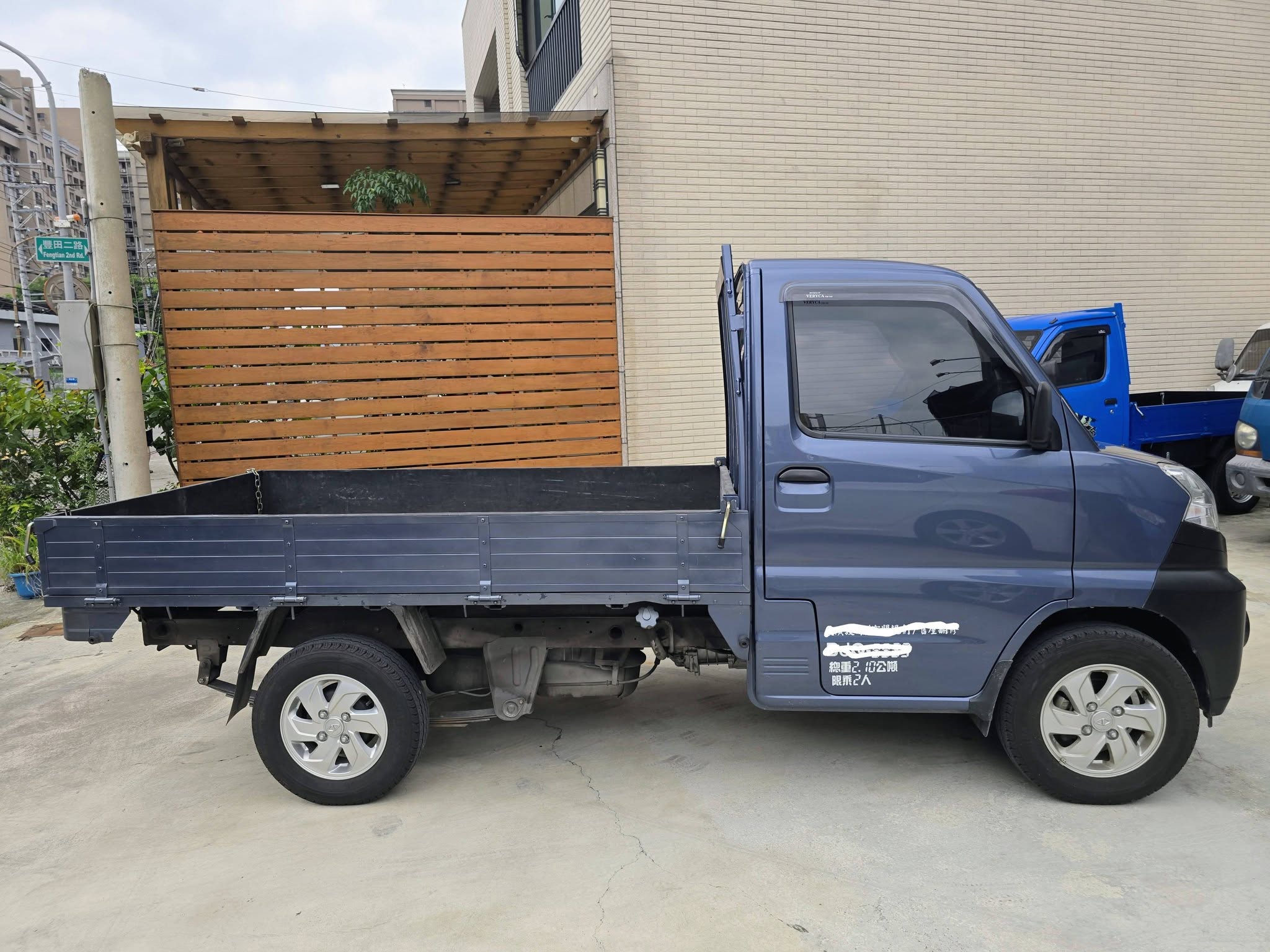 A210  菱利2021年 手排 貨車 A210 為A190升級版 載重增加至950公斤 貨台長度增加104mm 本車貨台 全面包覆 好墊 載重少碰撞 輪胎為14吋 本車已更換鋁圈 胎皮也很新 有安裝 安卓機 車況超優 原版件 載更重更多的  第3張相片