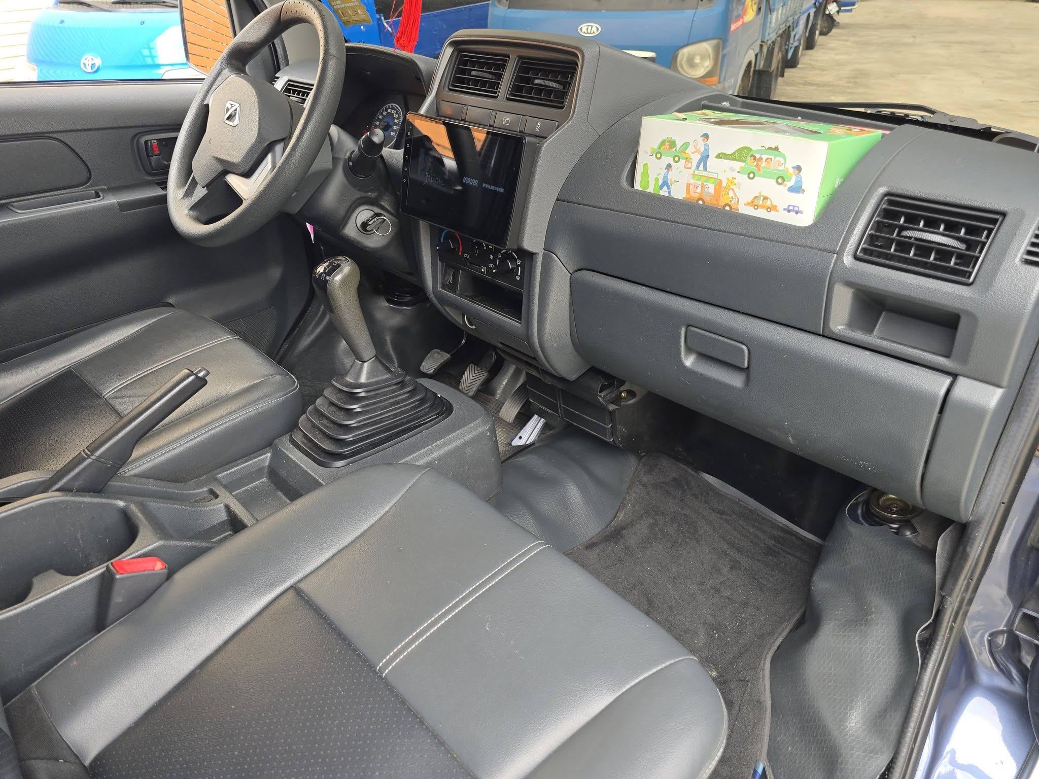 A210  菱利2021年 手排 貨車 A210 為A190升級版 載重增加至950公斤 貨台長度增加104mm 本車貨台 全面包覆 好墊 載重少碰撞 輪胎為14吋 本車已更換鋁圈 胎皮也很新 有安裝 安卓機 車況超優 原版件 載更重更多的  第5張相片