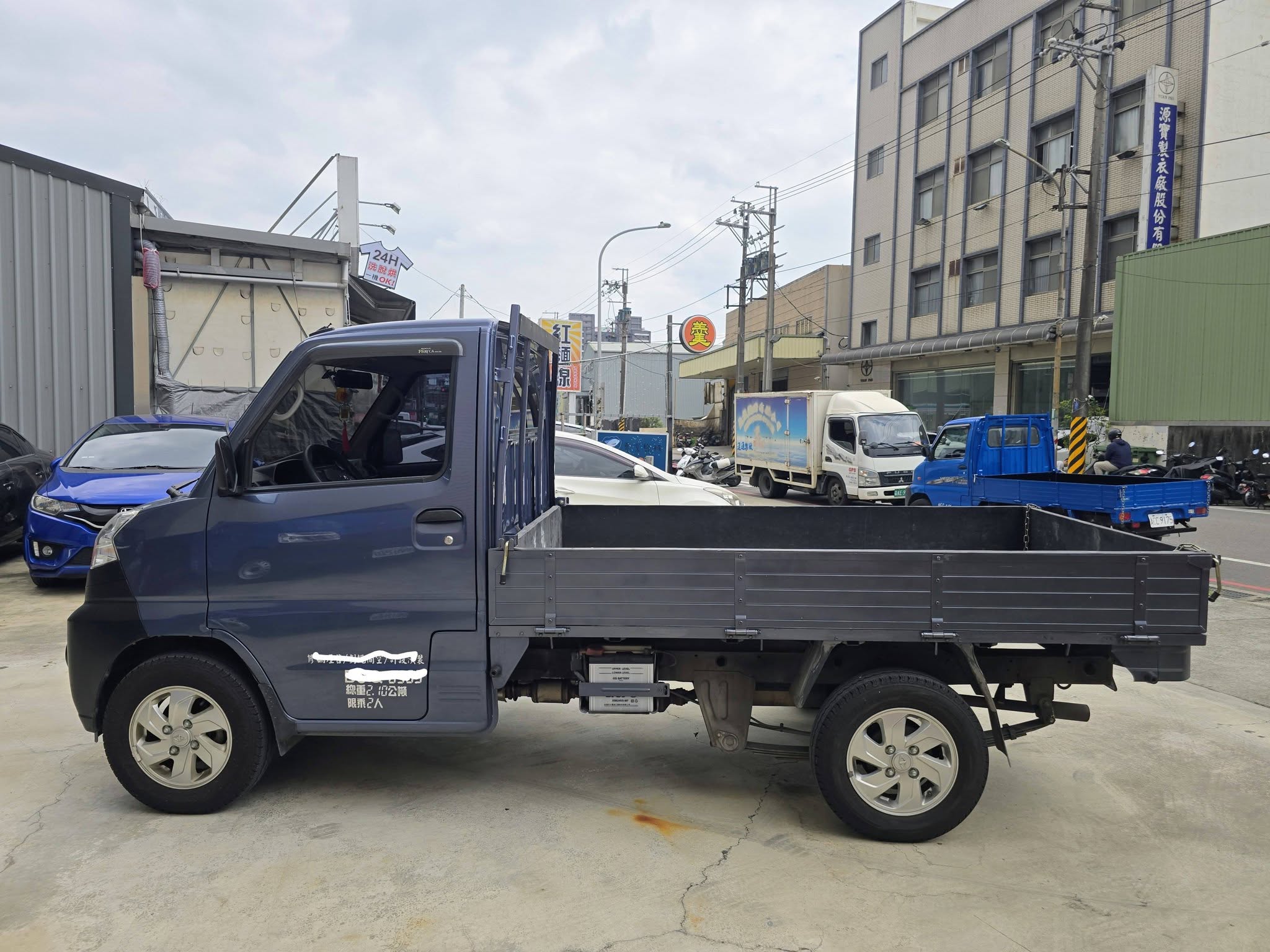 A210  菱利2021年 手排 貨車 A210 為A190升級版 載重增加至950公斤 貨台長度增加104mm 本車貨台 全面包覆 好墊 載重少碰撞 輪胎為14吋 本車已更換鋁圈 胎皮也很新 有安裝 安卓機 車況超優 原版件 載更重更多的  第6張相片