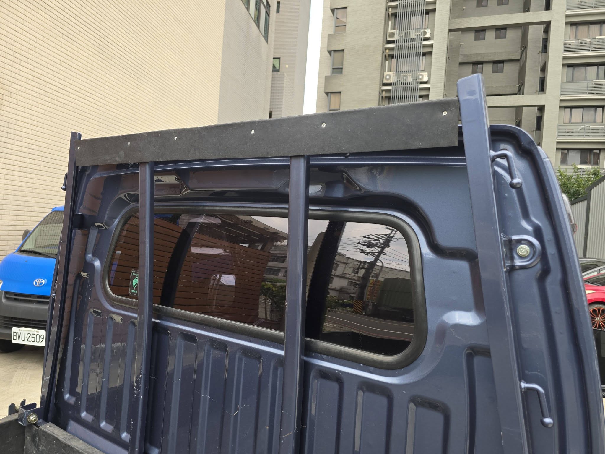 A210  菱利2021年 手排 貨車 A210 為A190升級版 載重增加至950公斤 貨台長度增加104mm 本車貨台 全面包覆 好墊 載重少碰撞 輪胎為14吋 本車已更換鋁圈 胎皮也很新 有安裝 安卓機 車況超優 原版件 載更重更多的  第10張相片
