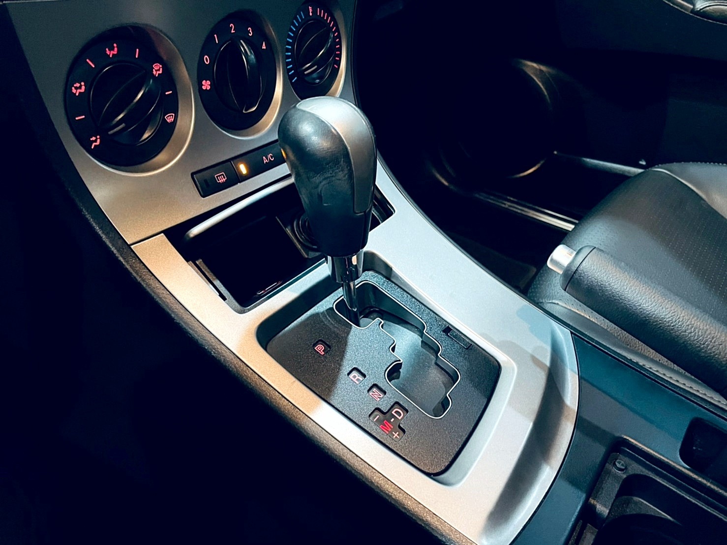 LINE：09351546612010年 微笑 mazda 3 里程10萬 全額貸款 月繳6000   第4張相片