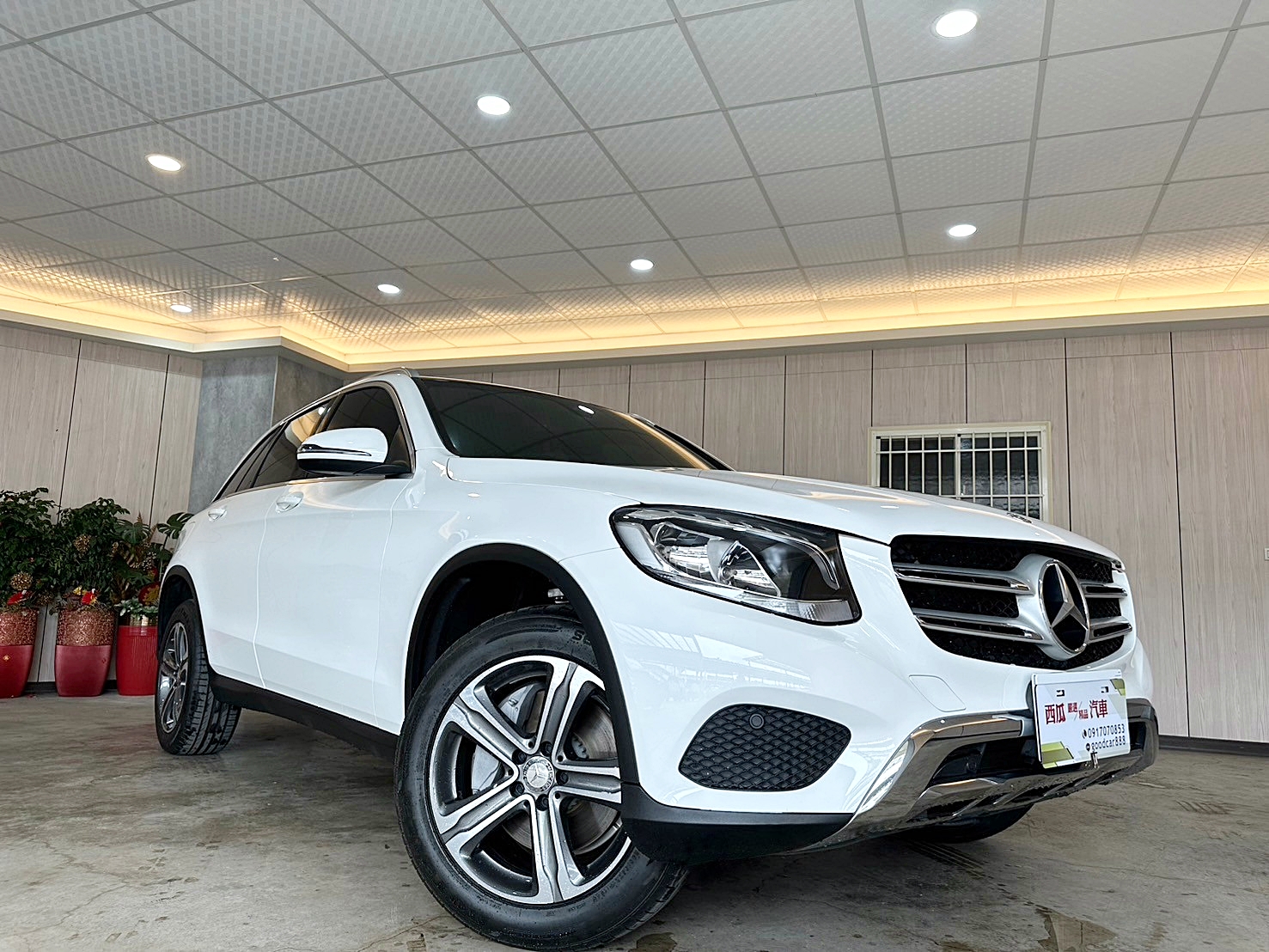 LINE:goodcar888 2017年 BENZ GLC300 2.0 一手車 僅跑十萬  第2張相片