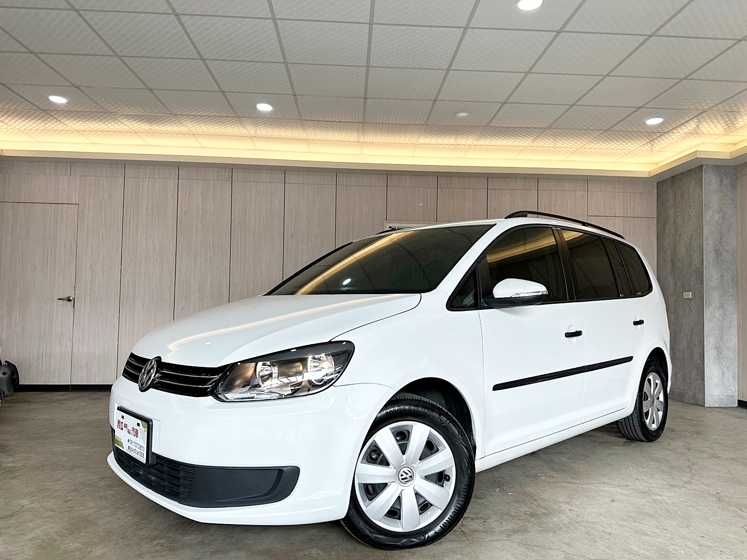 LINE:goodcar888 #僅跑三萬 #保證里程 #店面預售價2X萬2014年 #原廠保養 #認證車省油省稅超優質七人座休旅車 #可全額貸款 福斯 Touran 1.6 TDI 新車價113萬   雙離合器7速自手排 渦輪增壓  第2張相片