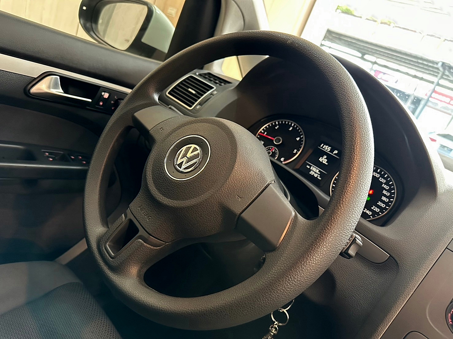 LINE:goodcar888 #僅跑三萬 #保證里程 #店面預售價2X萬2014年 #原廠保養 #認證車省油省稅超優質七人座休旅車 #可全額貸款 福斯 Touran 1.6 TDI 新車價113萬   雙離合器7速自手排 渦輪增壓  第8張相片