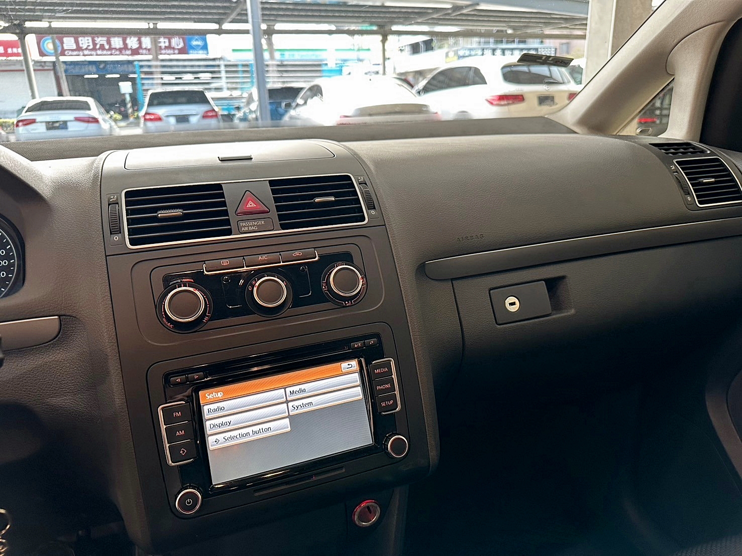 LINE:goodcar888 #僅跑三萬 #保證里程 #店面預售價2X萬2014年 #原廠保養 #認證車省油省稅超優質七人座休旅車 #可全額貸款 福斯 Touran 1.6 TDI 新車價113萬   雙離合器7速自手排 渦輪增壓  第10張相片