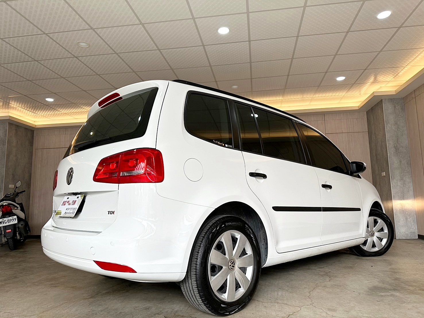 LINE:goodcar888 #僅跑三萬 #保證里程 #店面預售價2X萬2014年 #原廠保養 #認證車省油省稅超優質七人座休旅車 #可全額貸款 福斯 Touran 1.6 TDI 新車價113萬   雙離合器7速自手排 渦輪增壓  第16張相片