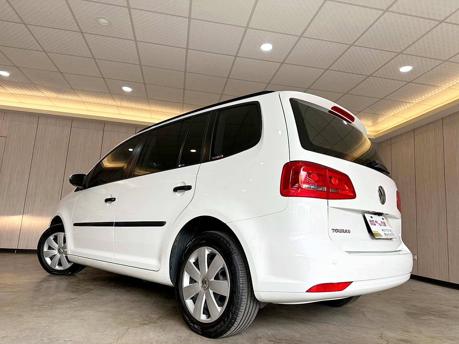 LINE:goodcar888 #僅跑三萬 #保證里程 #店面預售價2X萬2014年 #原廠保養 #認證車省油省稅超優質七人座休旅車 #可全額貸款 福斯 Touran 1.6 TDI 新車價113萬   雙離合器7速自手排 渦輪增壓  第18張相片