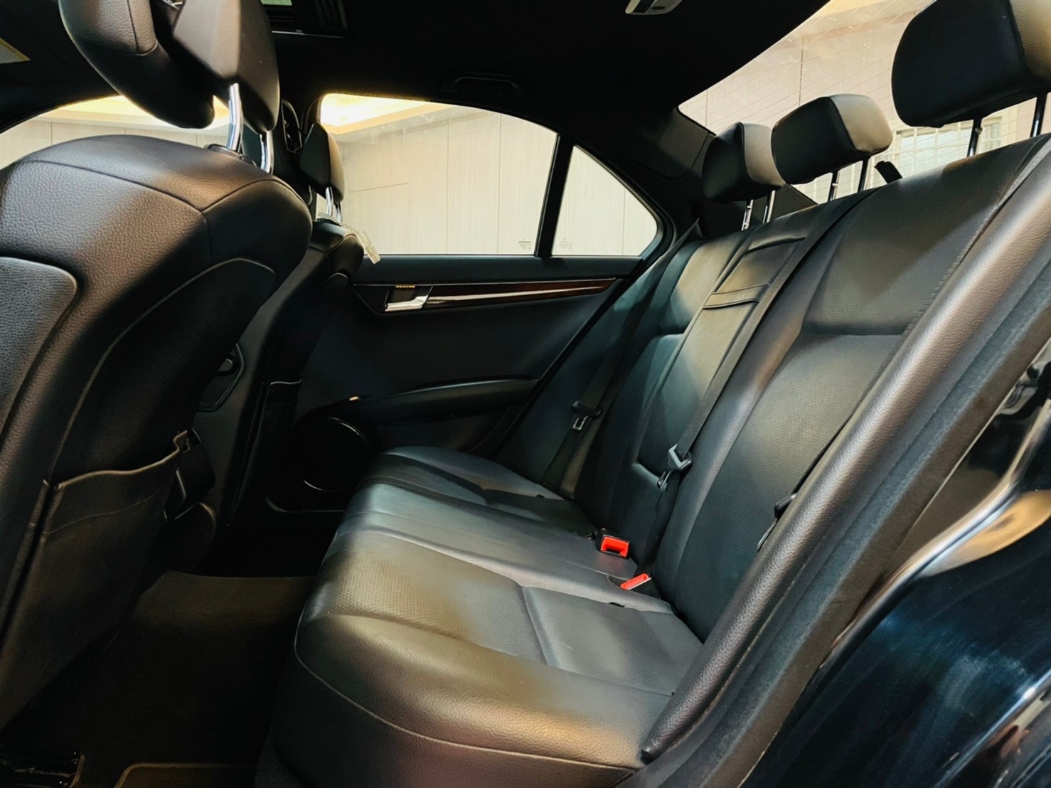 LINE:goodcar888 實車實價 認證好2010年 BENZ C300 3.0 🔥天窗 ABS SRS 自動感應頭燈  🔥電動座椅 定速 方向盤快控鍵 🔥雙區恆溫 影音螢幕 後座出風口  第9張相片