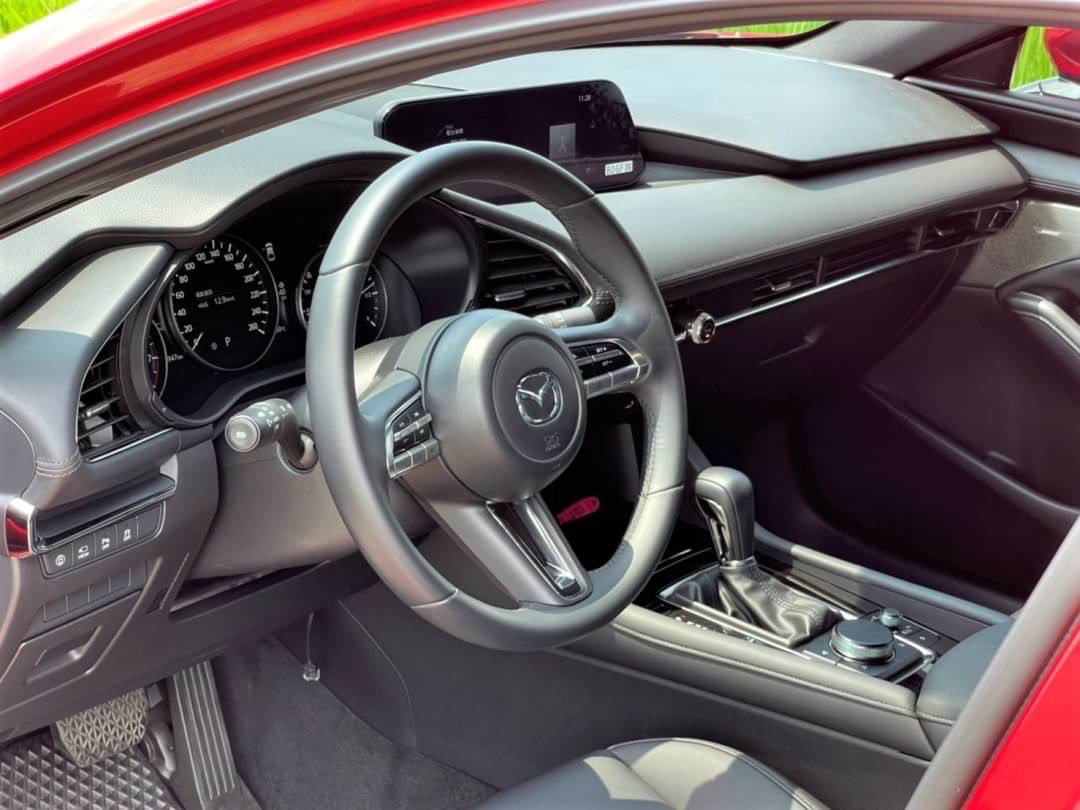 2019 Mazda 3 5D  5X萬就能入手 電話 0909068733 同line  第2張相片