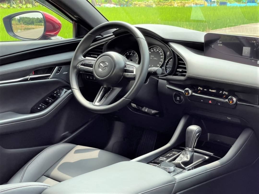 2019 Mazda 3 5D  5X萬就能入手 電話 0909068733 同line  第4張相片