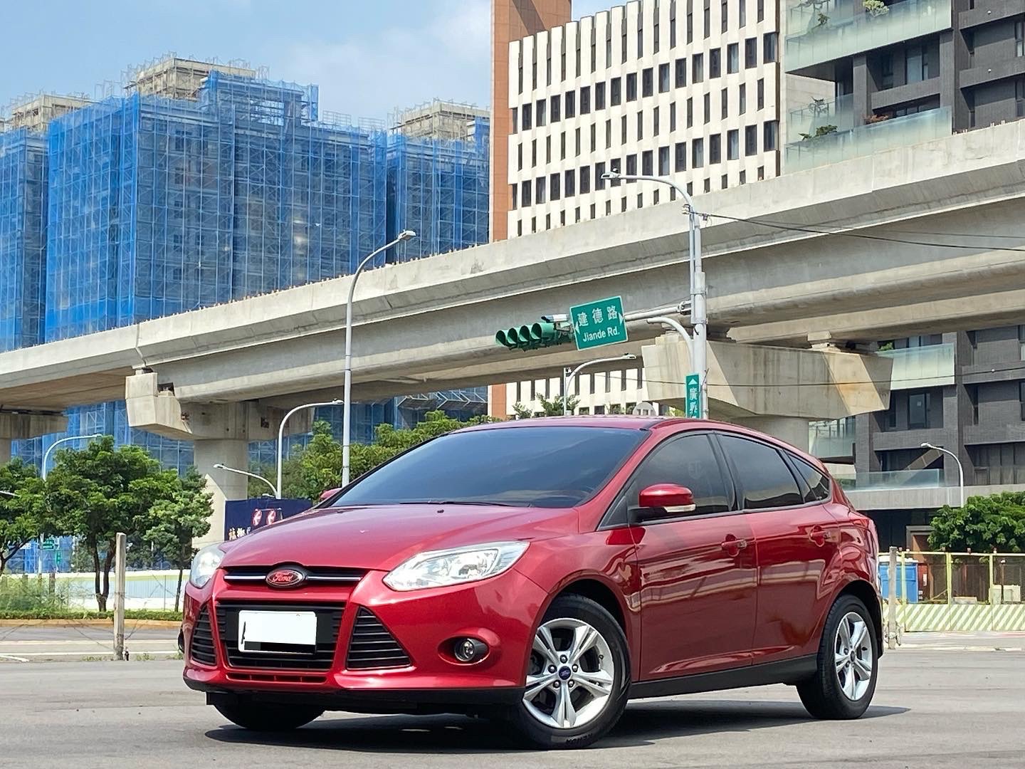 20萬預算買這一台超划算 2013 Focus 1.6 紅 電話 0909068733 同line  第1張相片