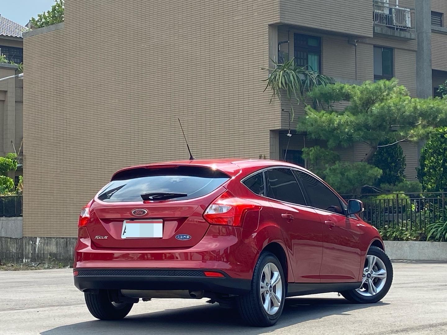 20萬預算買這一台超划算 2013 Focus 1.6 紅 電話 0909068733 同line  第2張相片