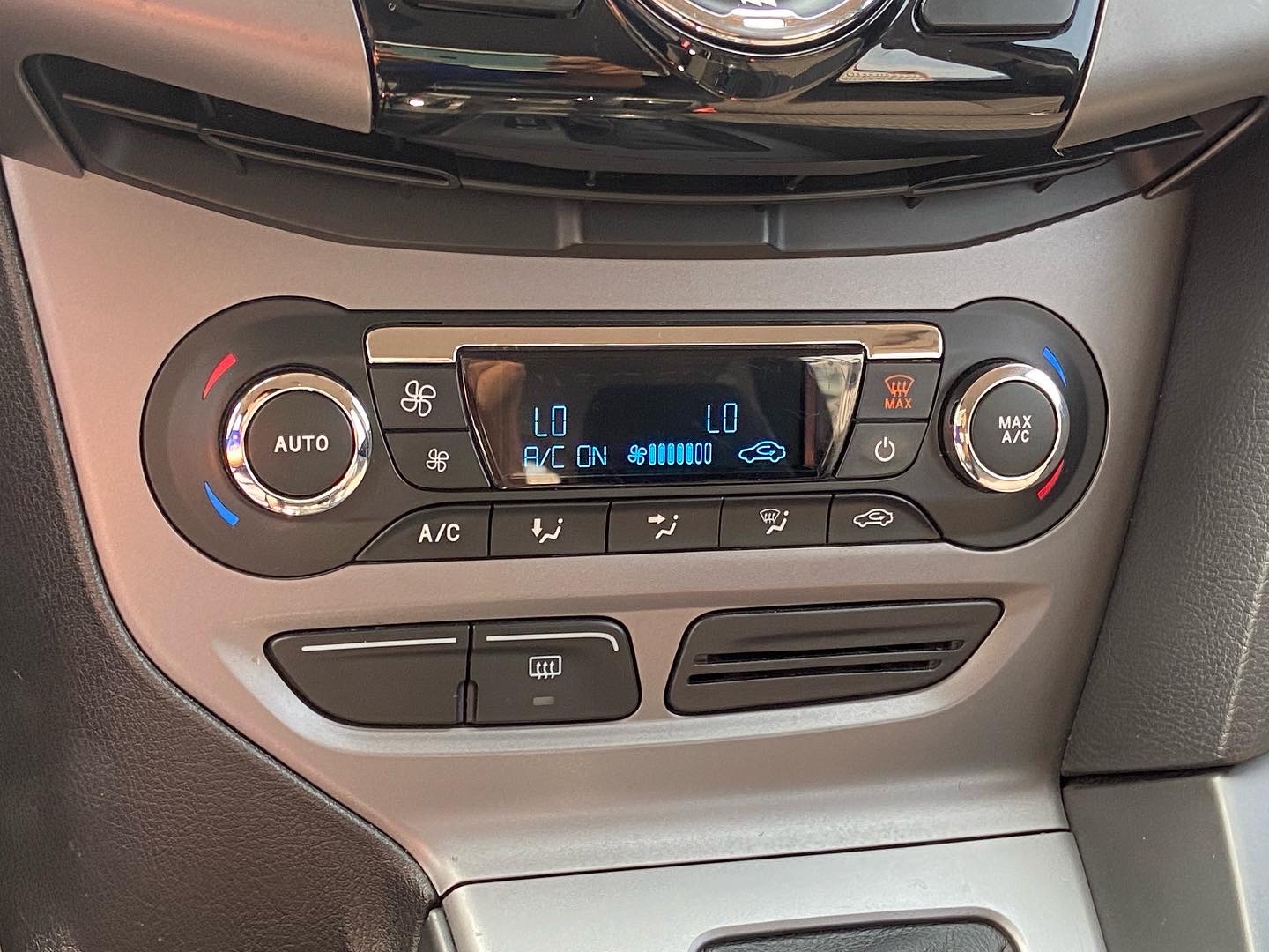 20萬預算買這一台超划算 2013 Focus 1.6 紅 電話 0909068733 同line  第6張相片