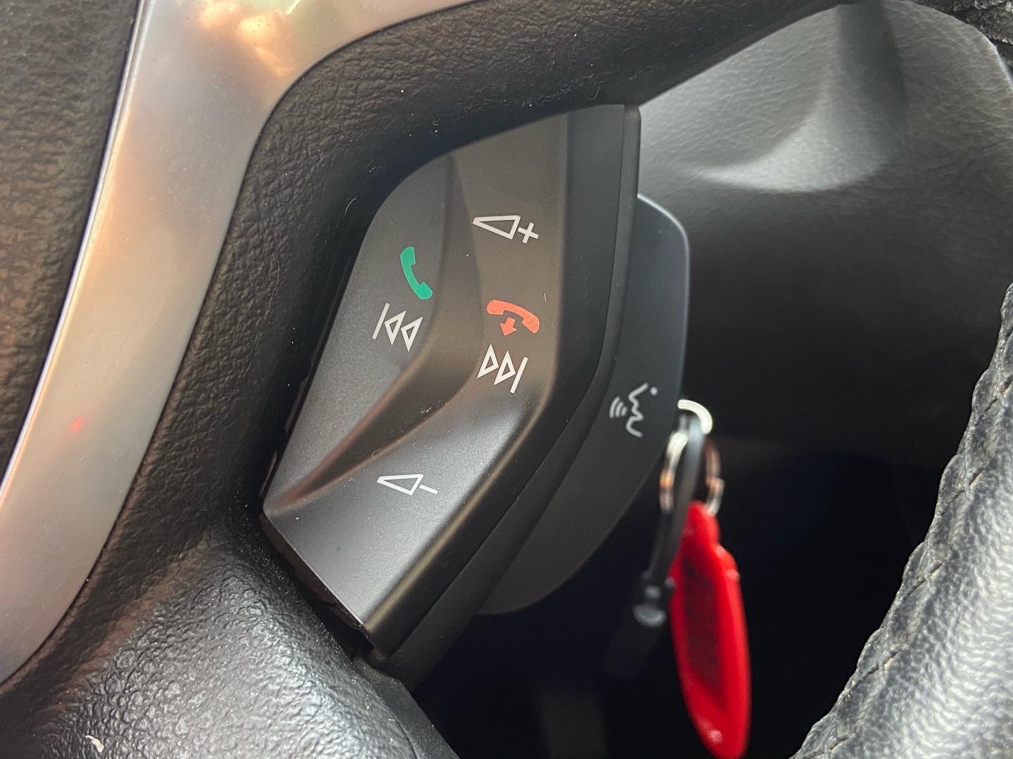 20萬預算買這一台超划算 2013 Focus 1.6 紅 電話 0909068733 同line  第8張相片