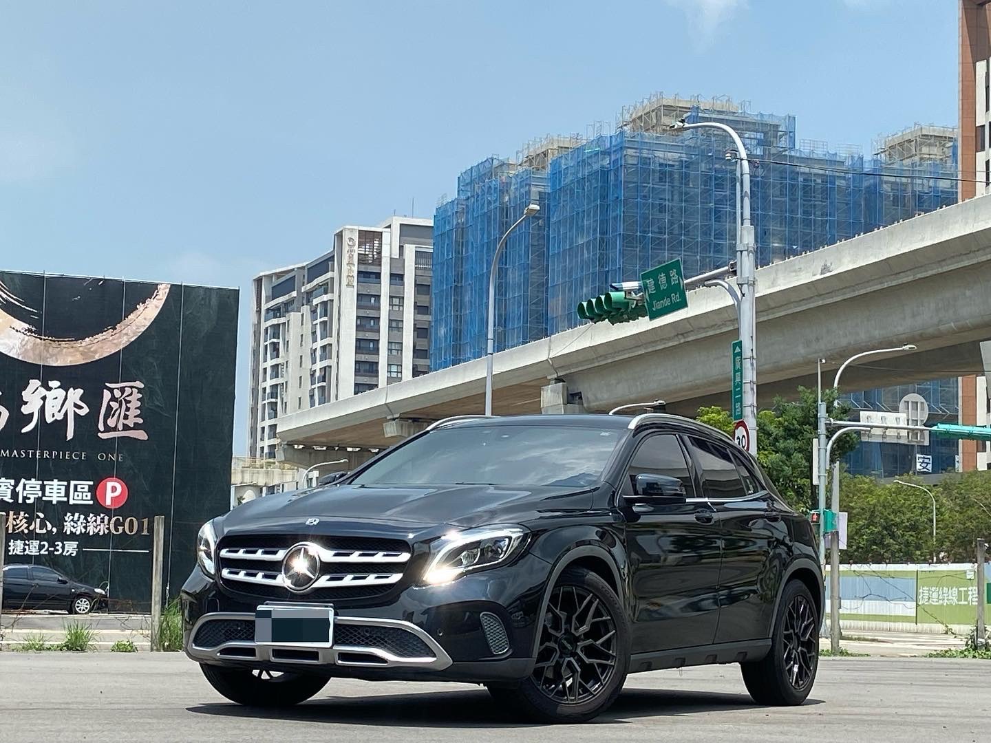 小休旅熱門款入庫  2017 Benz Gla200d 鋁圈升級 電話 0909068733 同line  第1張相片