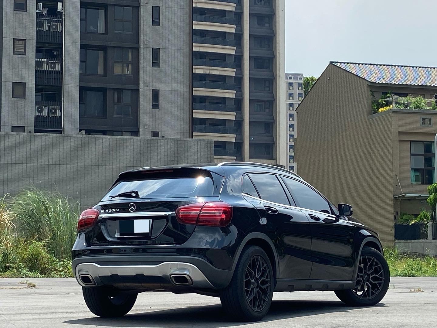 小休旅熱門款入庫  2017 Benz Gla200d 鋁圈升級 電話 0909068733 同line  第2張相片