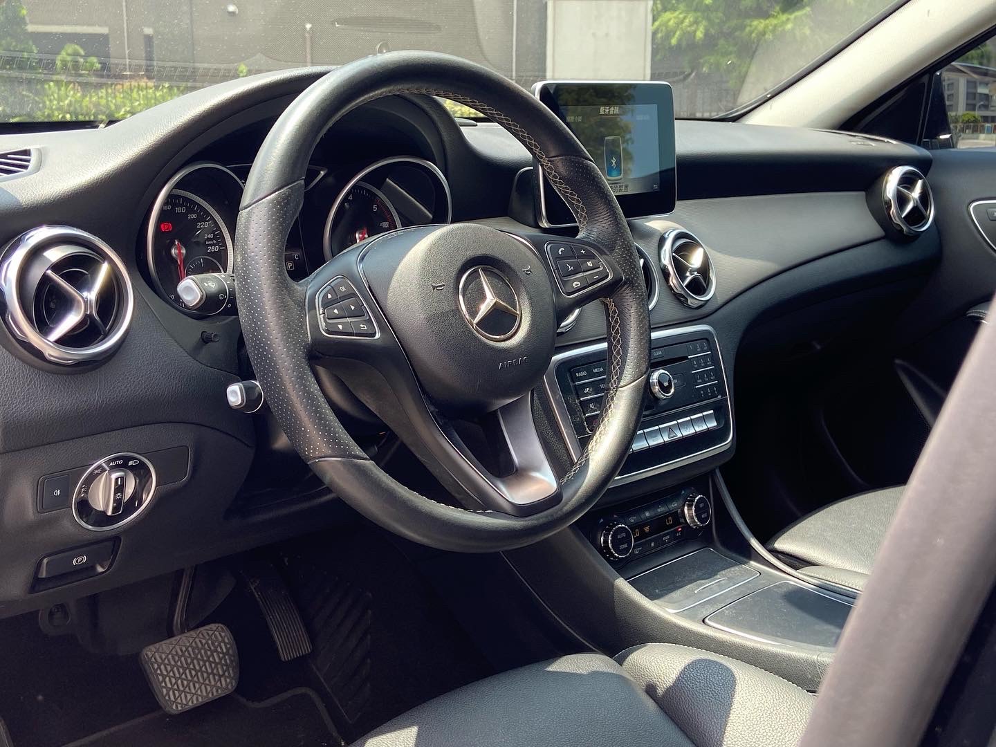 小休旅熱門款入庫  2017 Benz Gla200d 鋁圈升級 電話 0909068733 同line  第4張相片