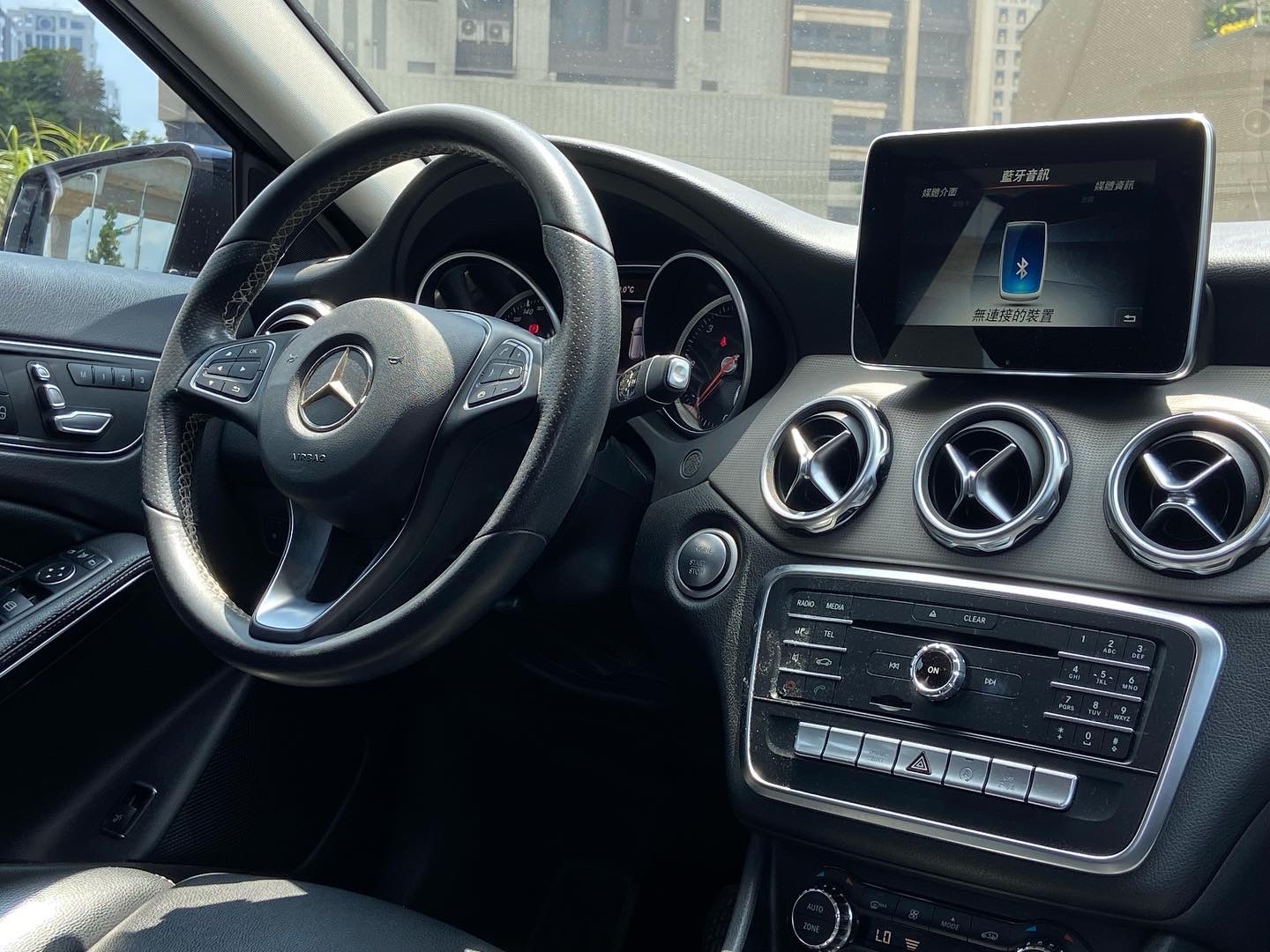 小休旅熱門款入庫  2017 Benz Gla200d 鋁圈升級 電話 0909068733 同line  第10張相片